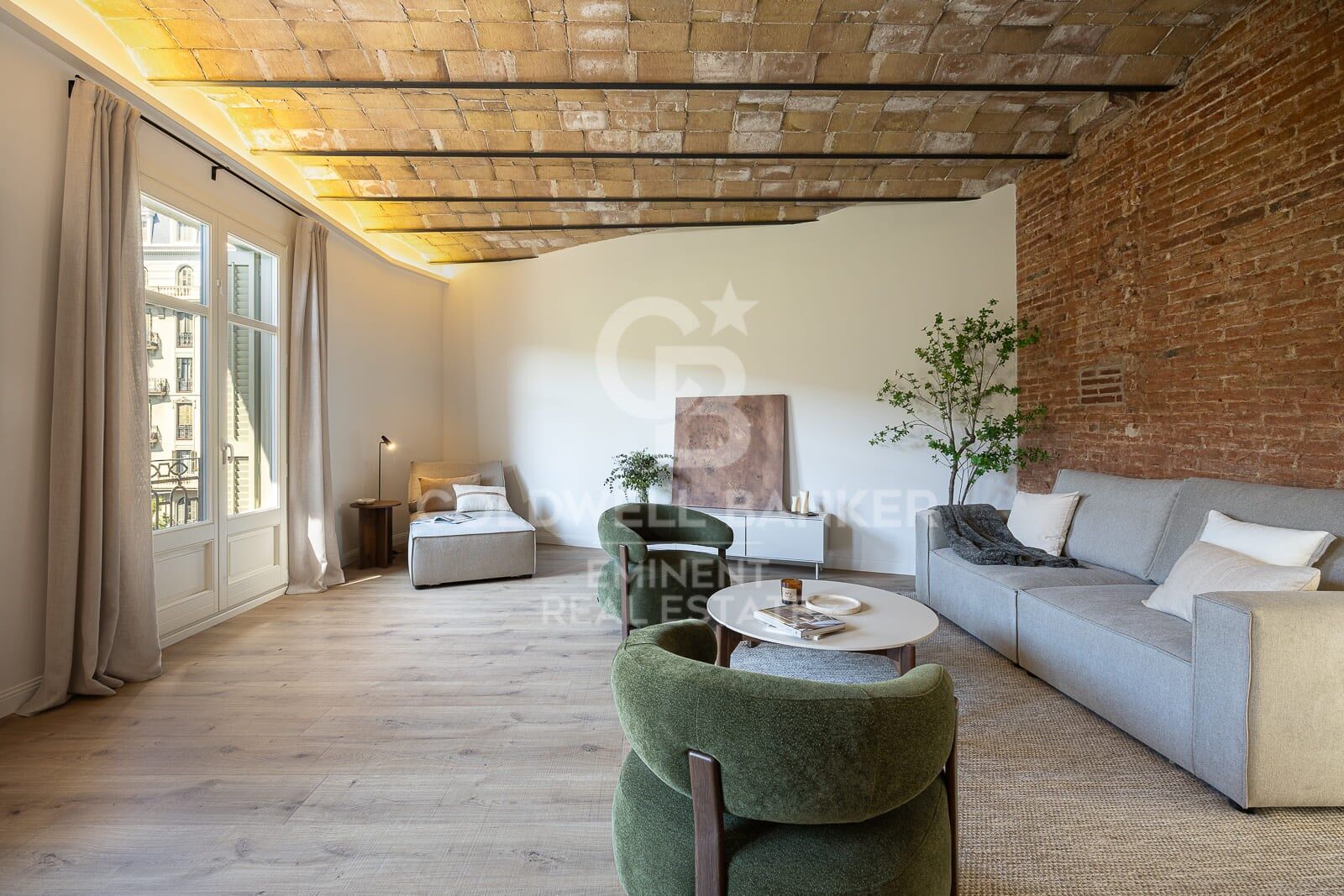 Piso amueblado con encanto y funcionalidad, listo para entrar a vivir en calle Roger de Flor con Avenida Diagonal
