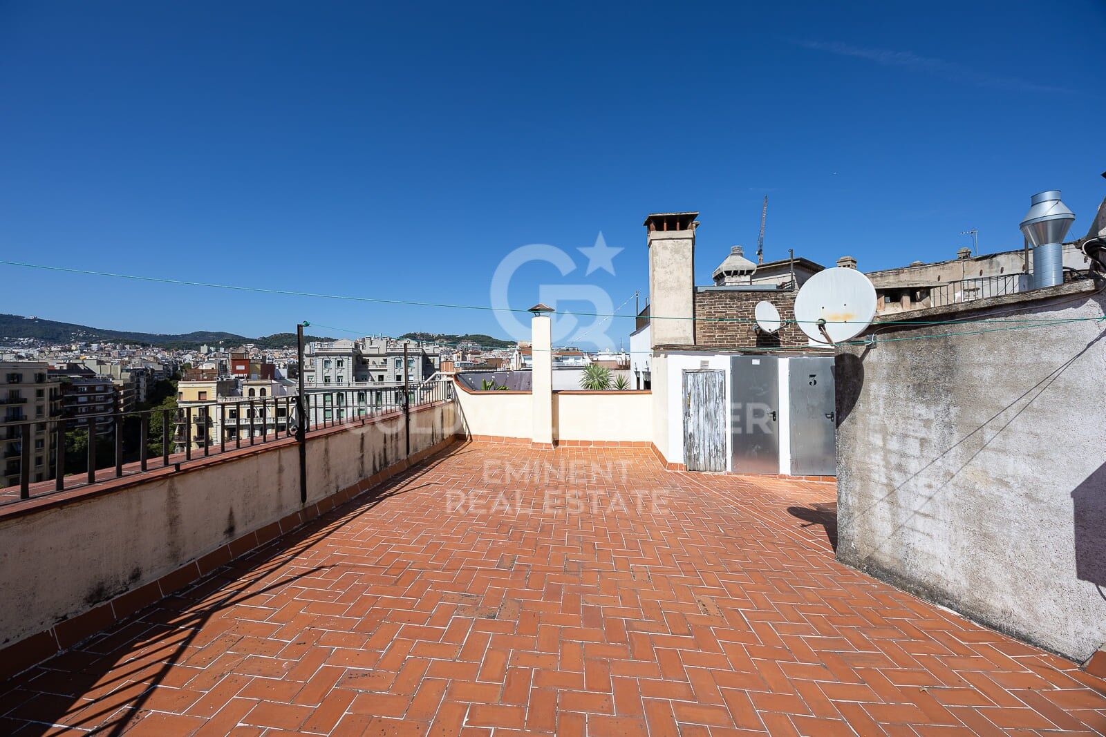 Piso amueblado con encanto y funcionalidad, listo para entrar a vivir en calle Roger de Flor con Avenida Diagonal