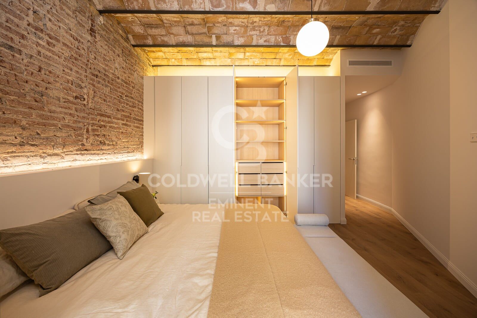 Piso amueblado con encanto y funcionalidad, listo para entrar a vivir en calle Roger de Flor con Avenida Diagonal