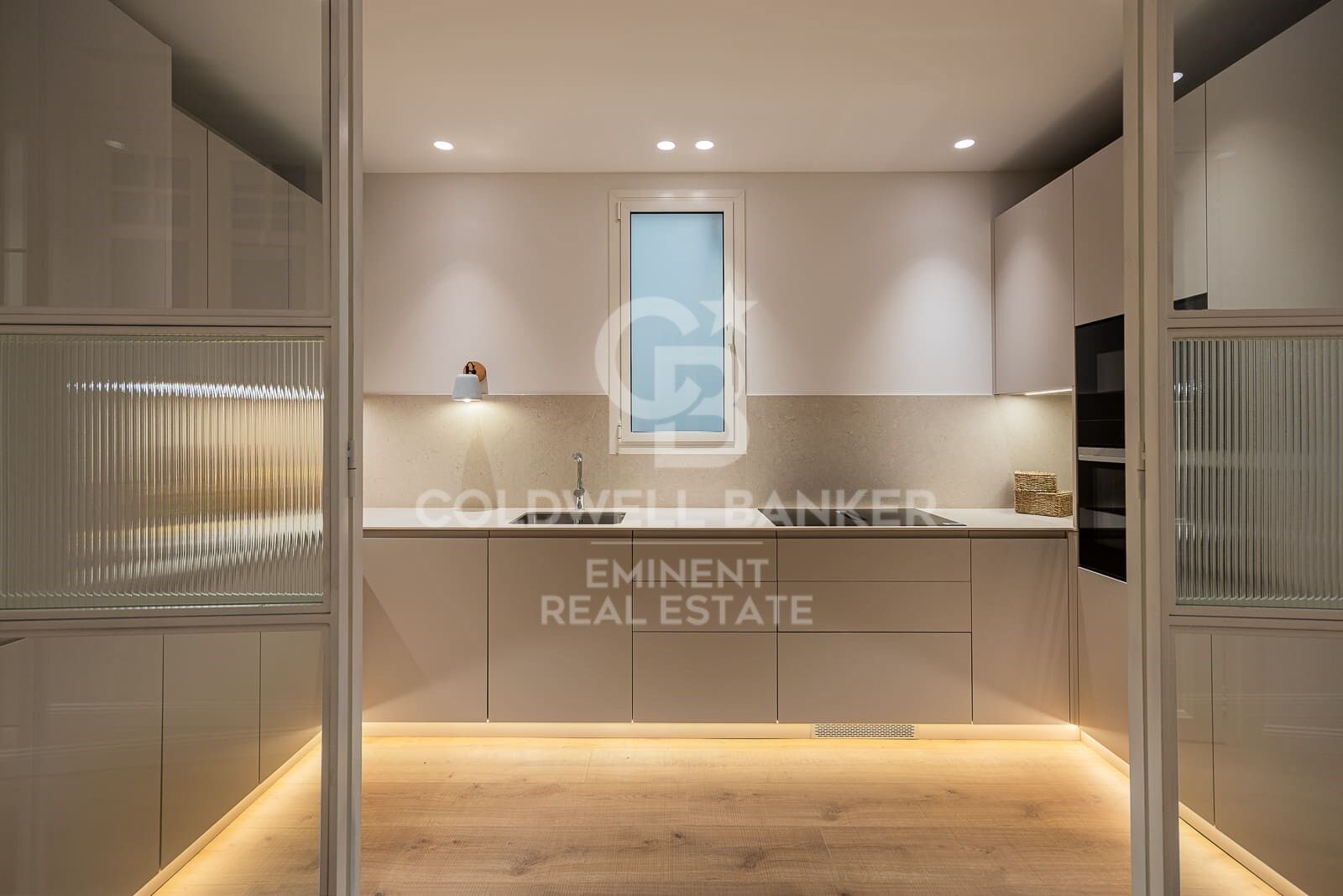 Appartement meublé alliant charme et fonctionnalité, prêt à emménager, situé rue Roger de Flor avec l'Avenida Diagonal.