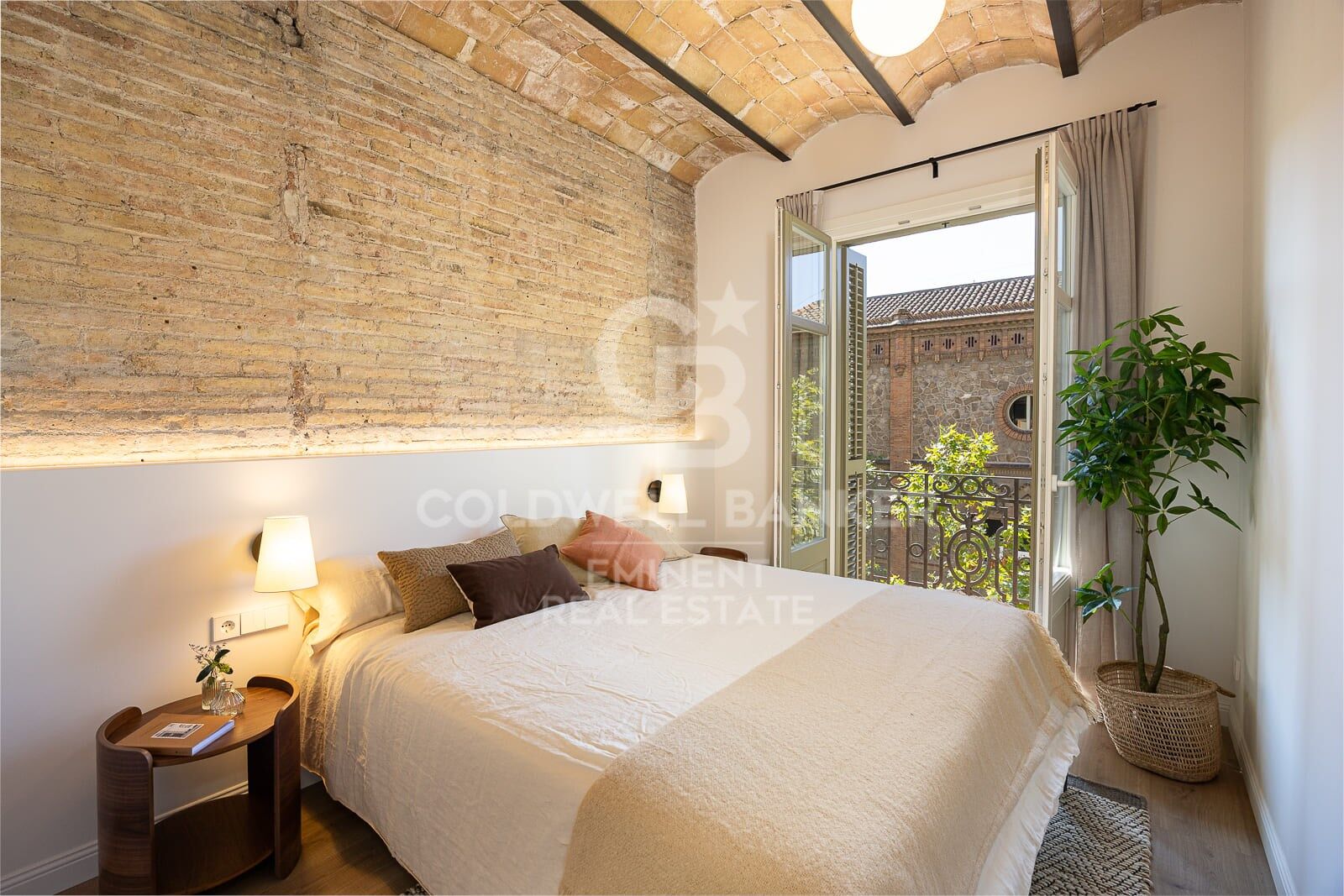 Furnished apartment with charm and functionality, ready to move into, located on Roger de Flor Street with Avenida Diagonal.