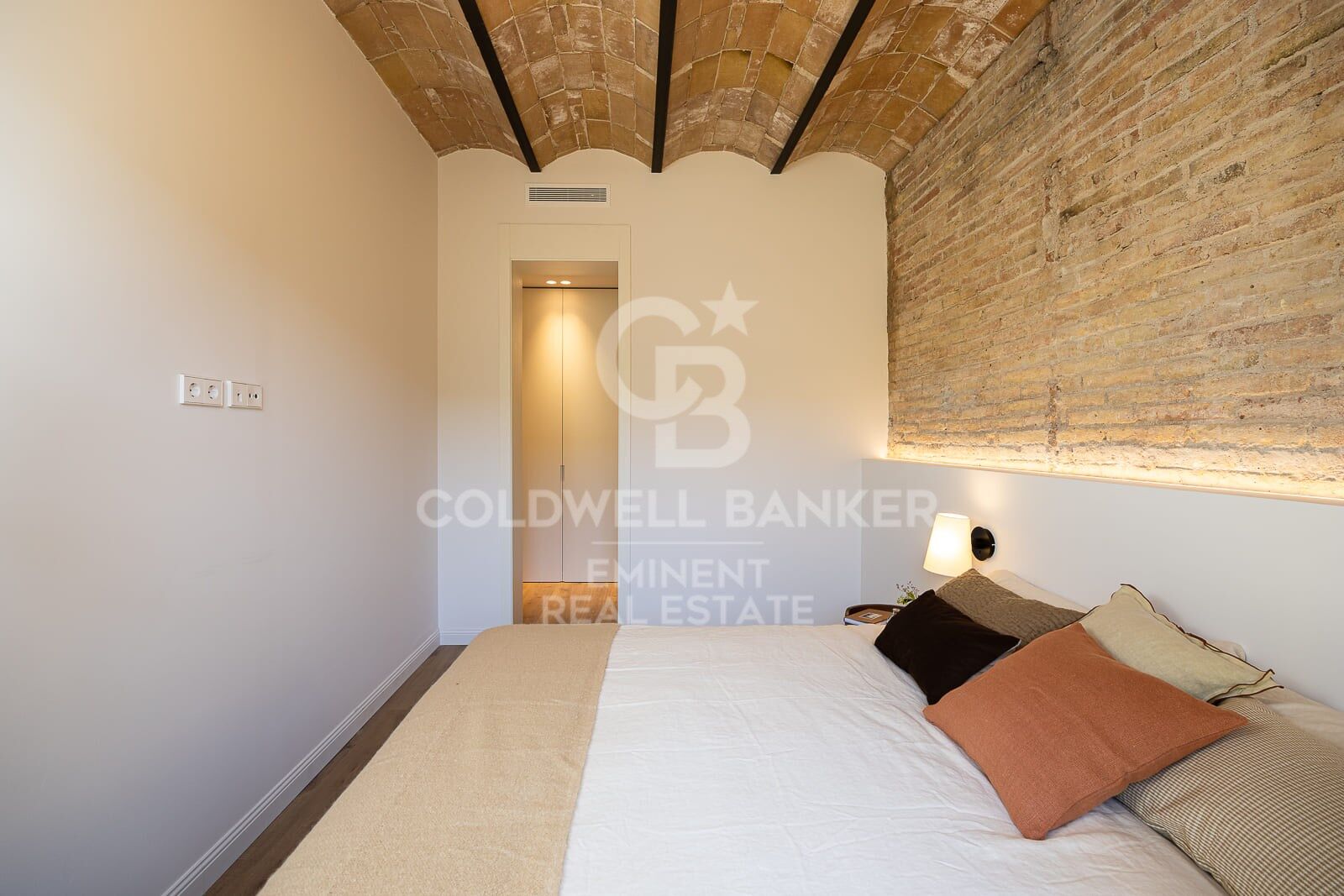 Piso amueblado con encanto y funcionalidad, listo para entrar a vivir en calle Roger de Flor con Avenida Diagonal
