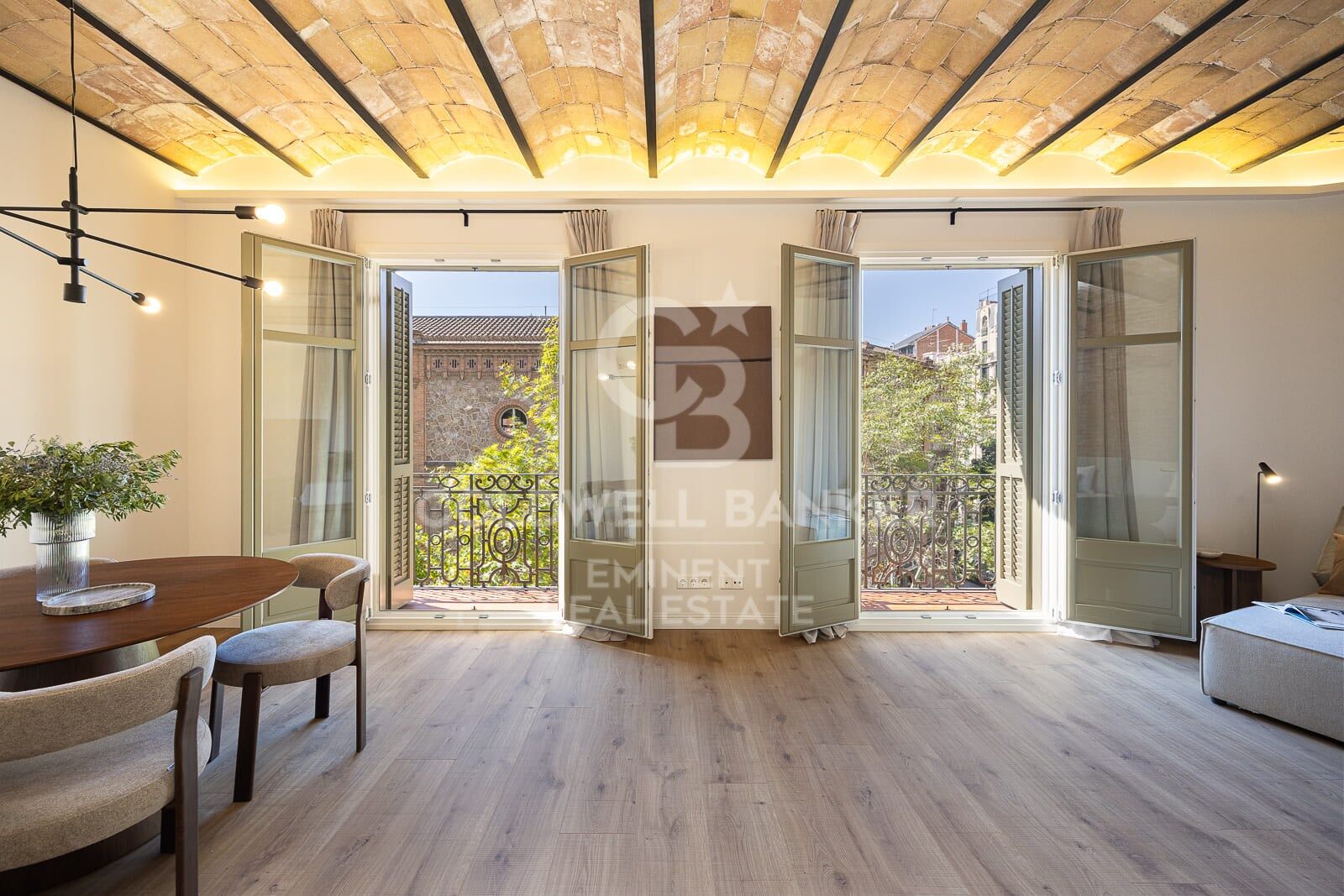 Appartement meublé alliant charme et fonctionnalité, prêt à emménager, situé rue Roger de Flor avec l'Avenida Diagonal.