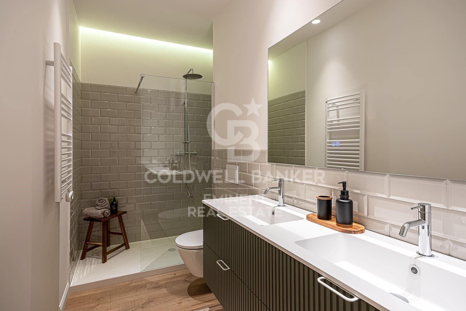 Appartement meublé alliant charme et fonctionnalité, prêt à emménager, situé rue Roger de Flor avec l'Avenida Diagonal.