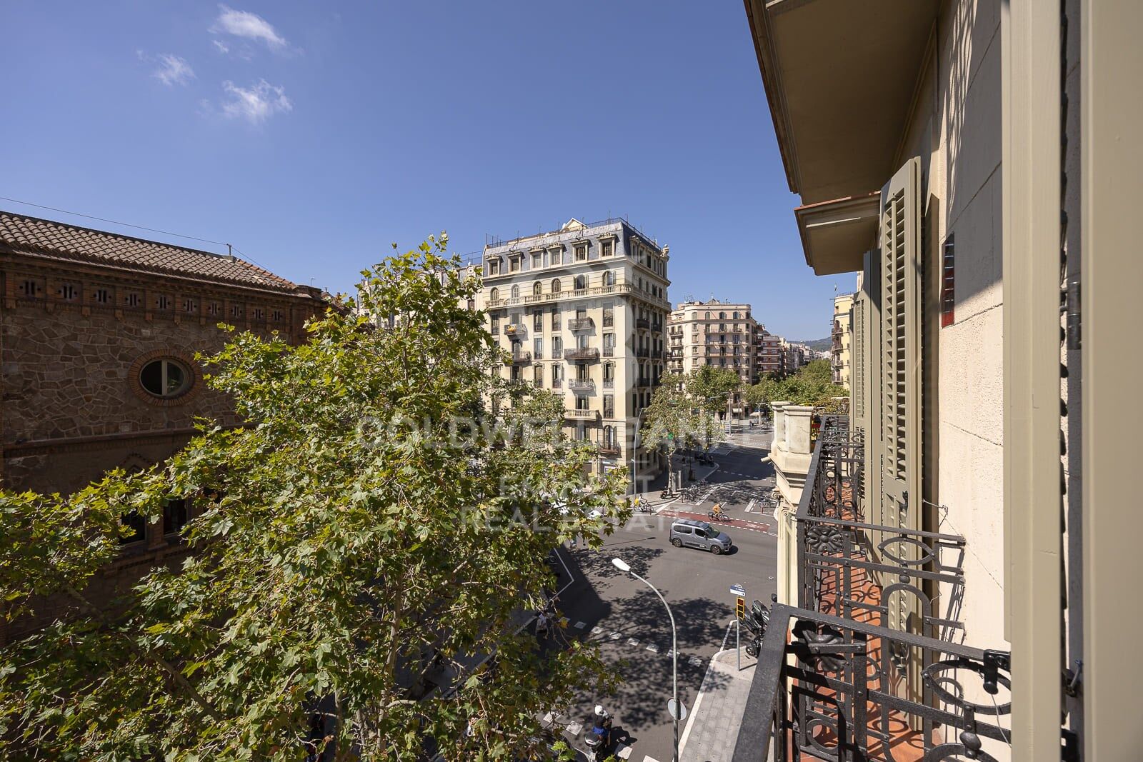 Appartement meublé alliant charme et fonctionnalité, prêt à emménager, situé rue Roger de Flor avec l'Avenida Diagonal.