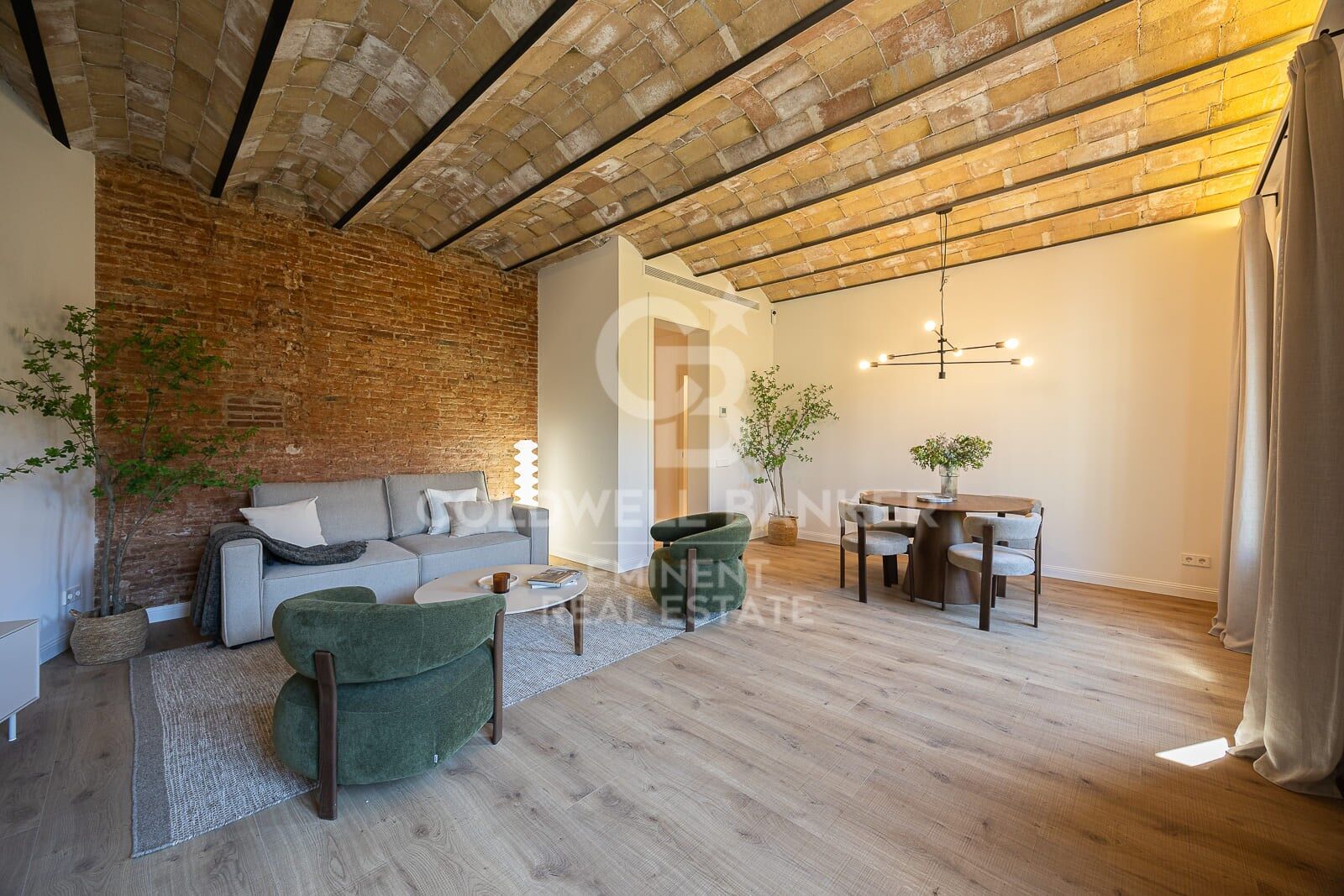 Appartement meublé alliant charme et fonctionnalité, prêt à emménager, situé rue Roger de Flor avec l'Avenida Diagonal.