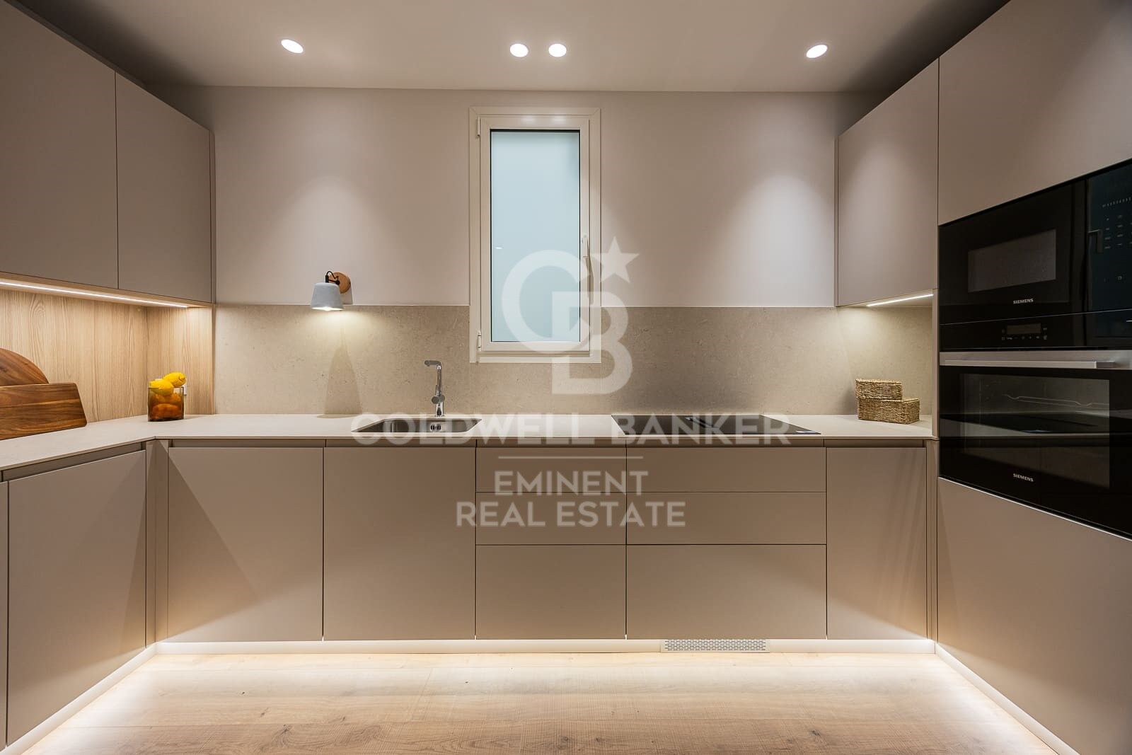 Appartement meublé alliant charme et fonctionnalité, prêt à emménager, situé rue Roger de Flor avec l'Avenida Diagonal.