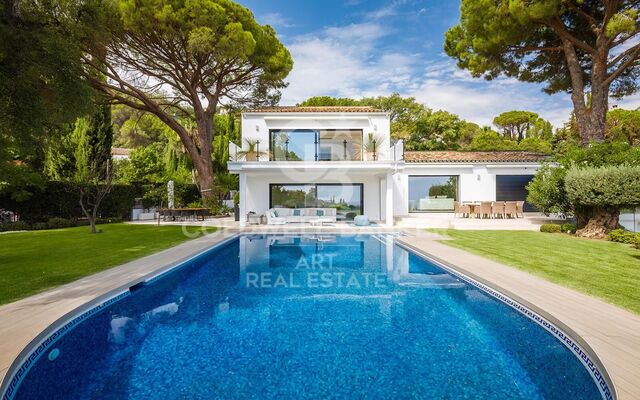 Elegant villa with guest house and panoramic views in El Madroñal, Benahavís