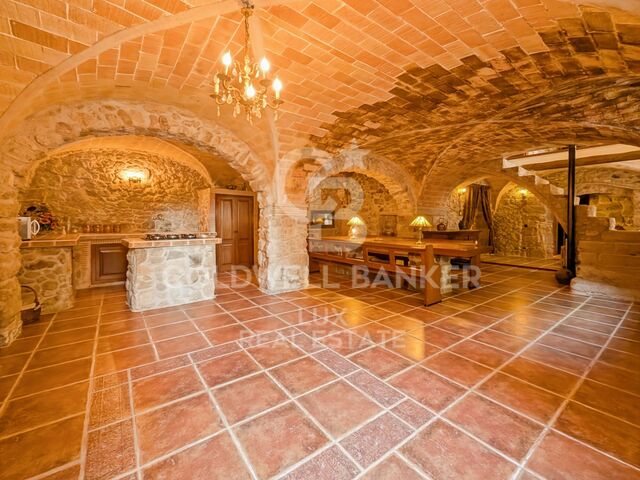 Restored 18th-century property with Catalan vaults in Agullana