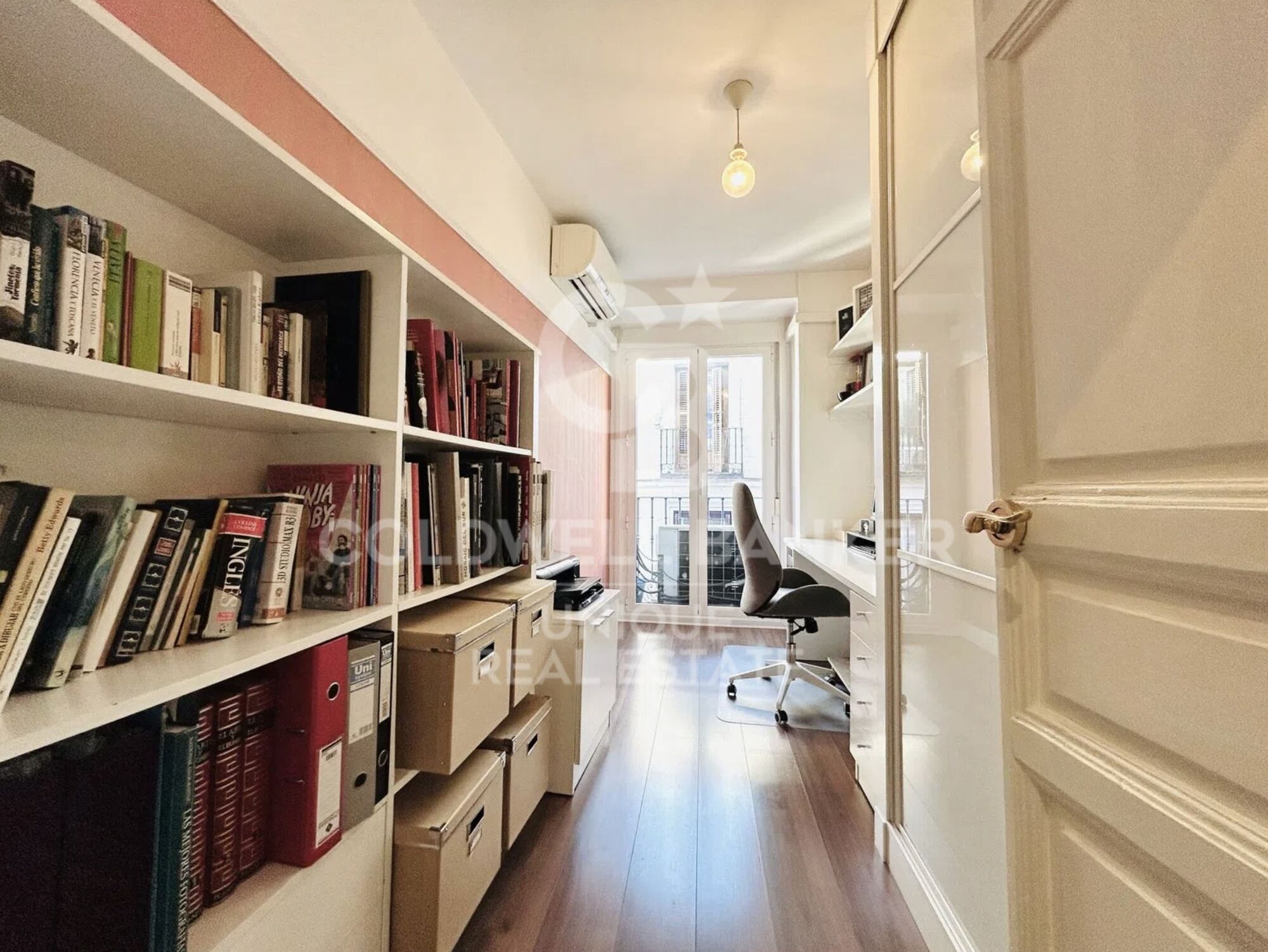 Piso exterior reformado de 2 habitaciones con 3 balcones en Malasaña, Madrid