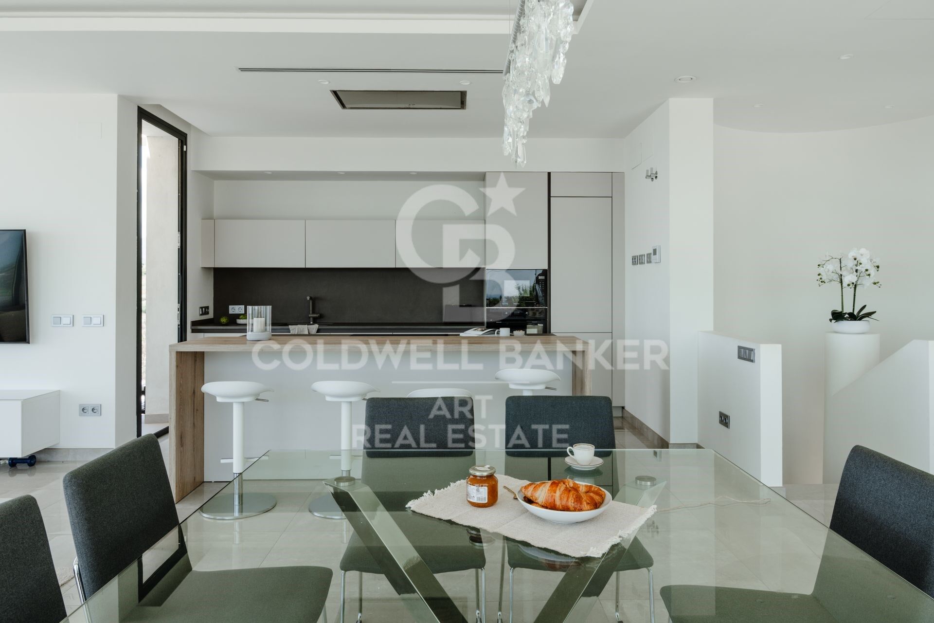 Villa de lujo con vistas panorámicas al mar en la prestigiosa zona de Seghers de Estepona