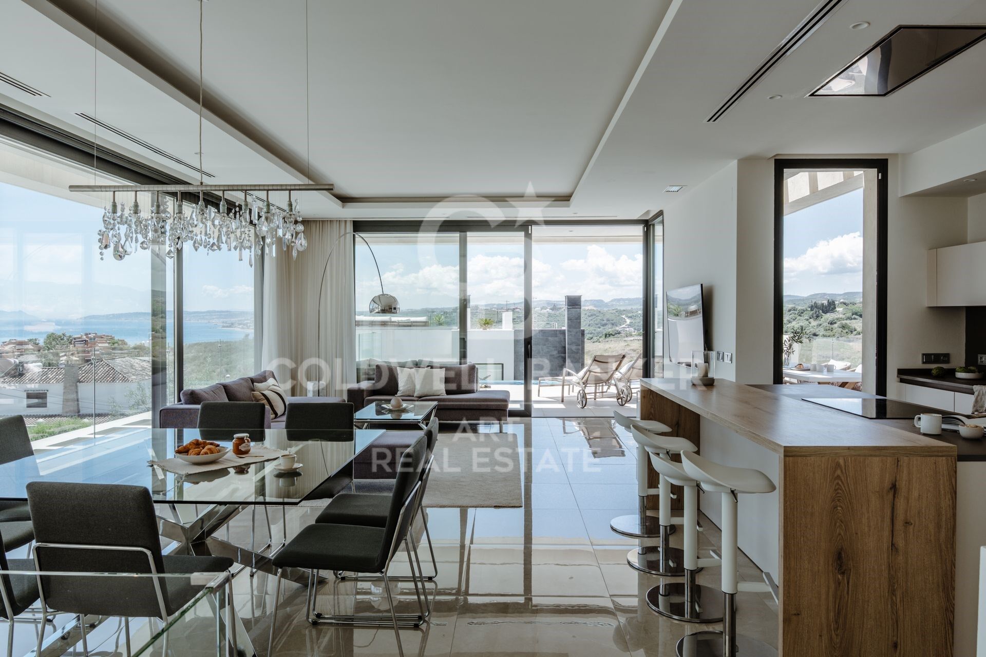 Villa de lujo con vistas panorámicas al mar en la prestigiosa zona de Seghers de Estepona