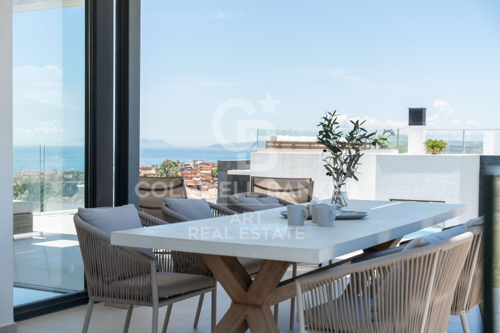 Villa de lujo con vistas panorámicas al mar en la prestigiosa zona de Seghers de Estepona