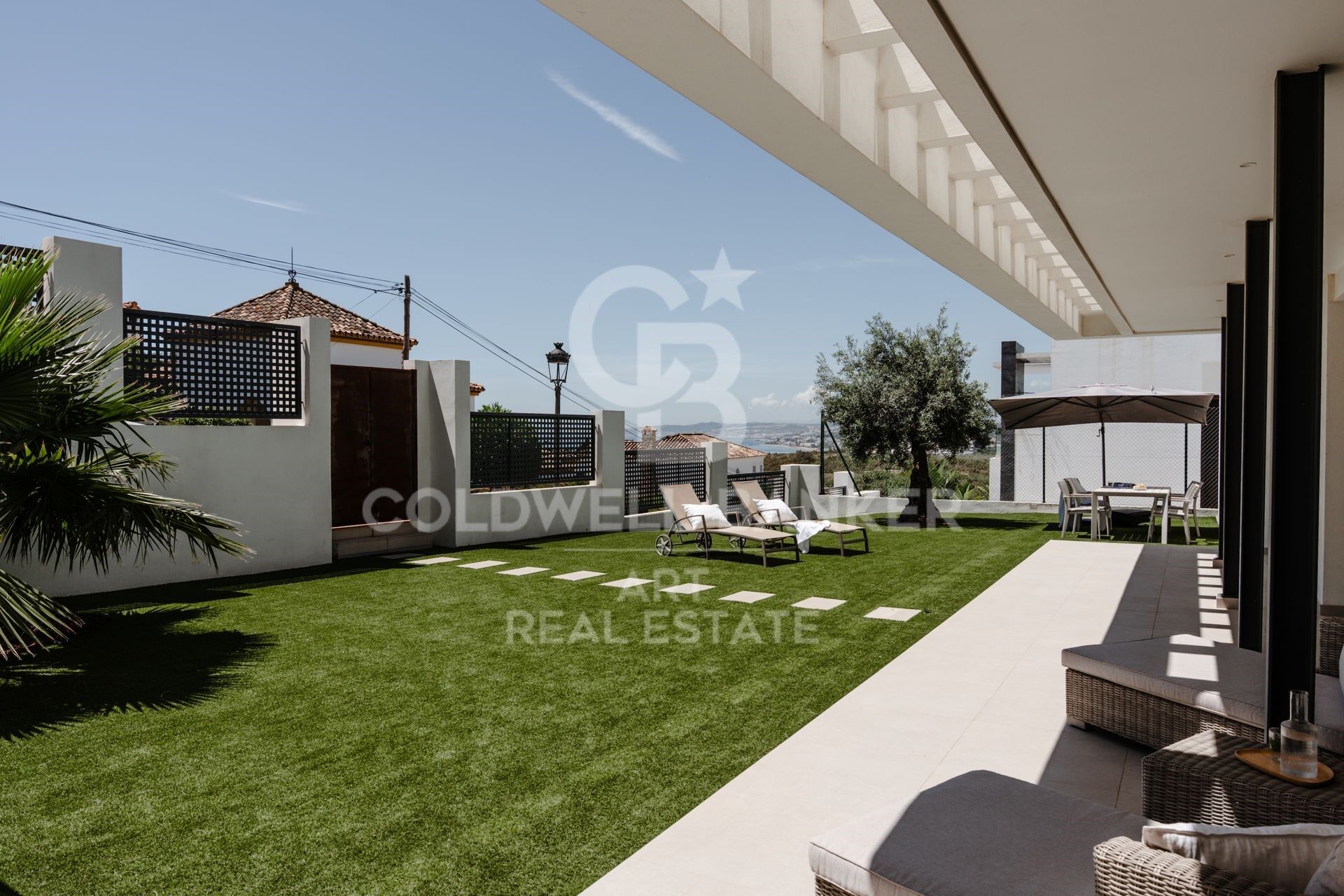 Villa de lujo con vistas panorámicas al mar en la prestigiosa zona de Seghers de Estepona