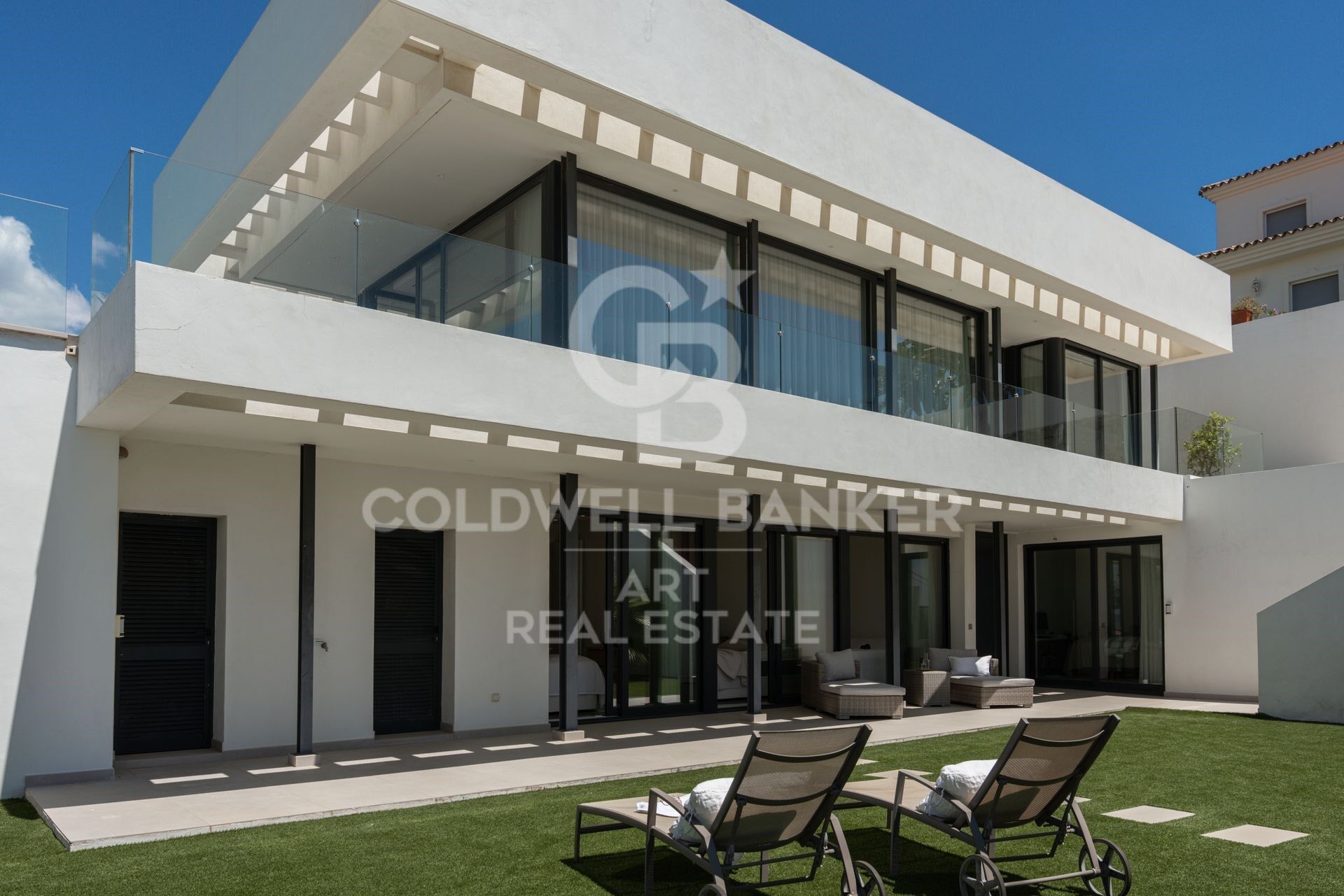 Villa de lujo con vistas panorámicas al mar en la prestigiosa zona de Seghers de Estepona