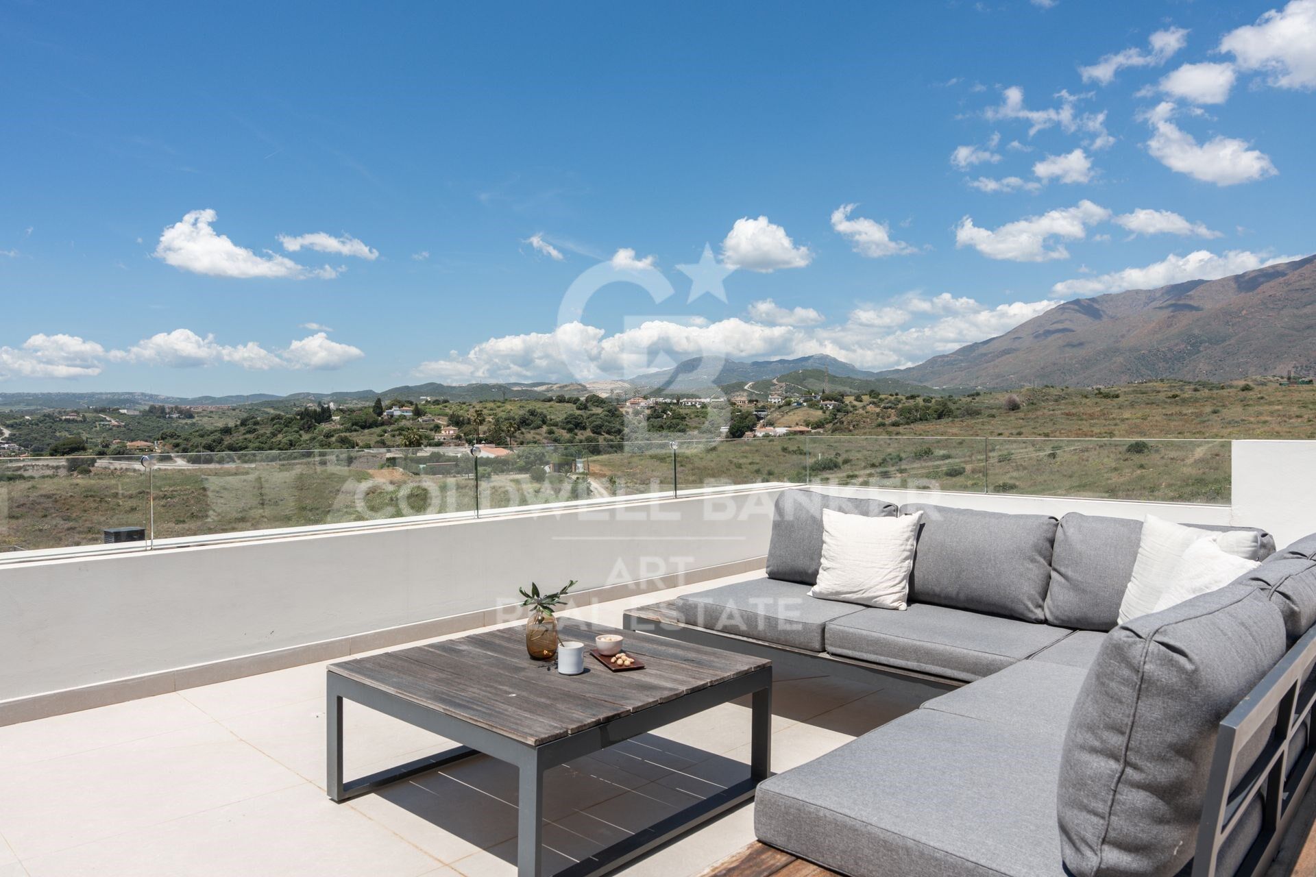 Villa de luxe avec vue panoramique sur la mer dans le prestigieux quartier de Seghers à Estepona