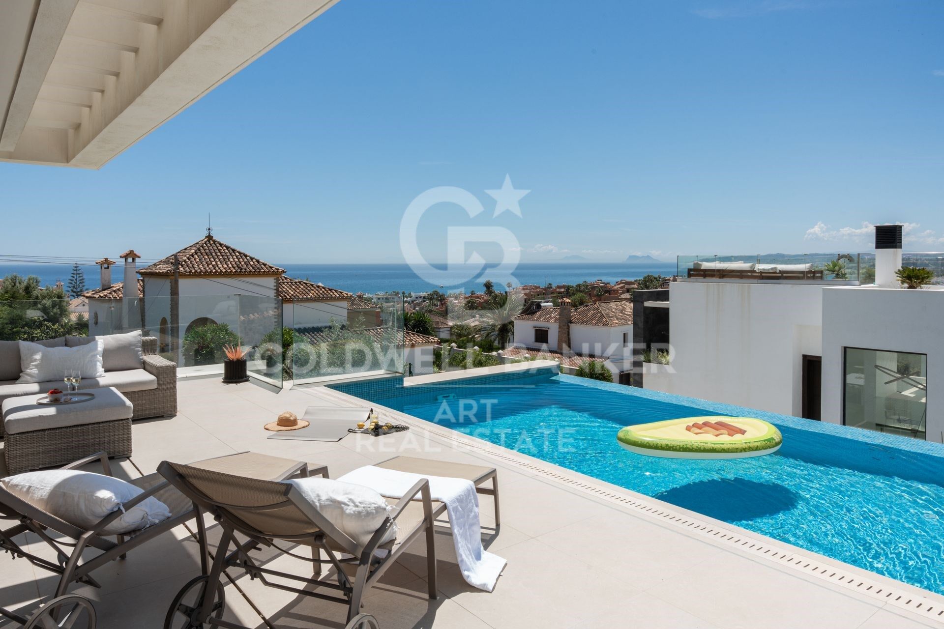 Villa de luxe avec vue panoramique sur la mer dans le prestigieux quartier de Seghers à Estepona