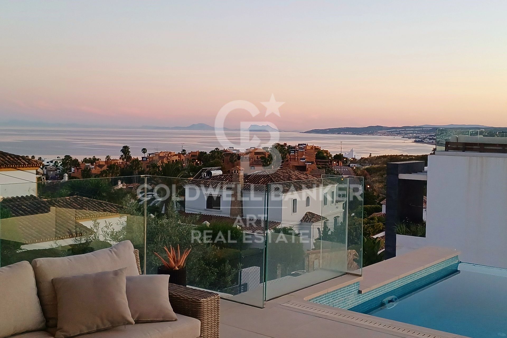 Villa de luxe avec vue panoramique sur la mer dans le prestigieux quartier de Seghers à Estepona