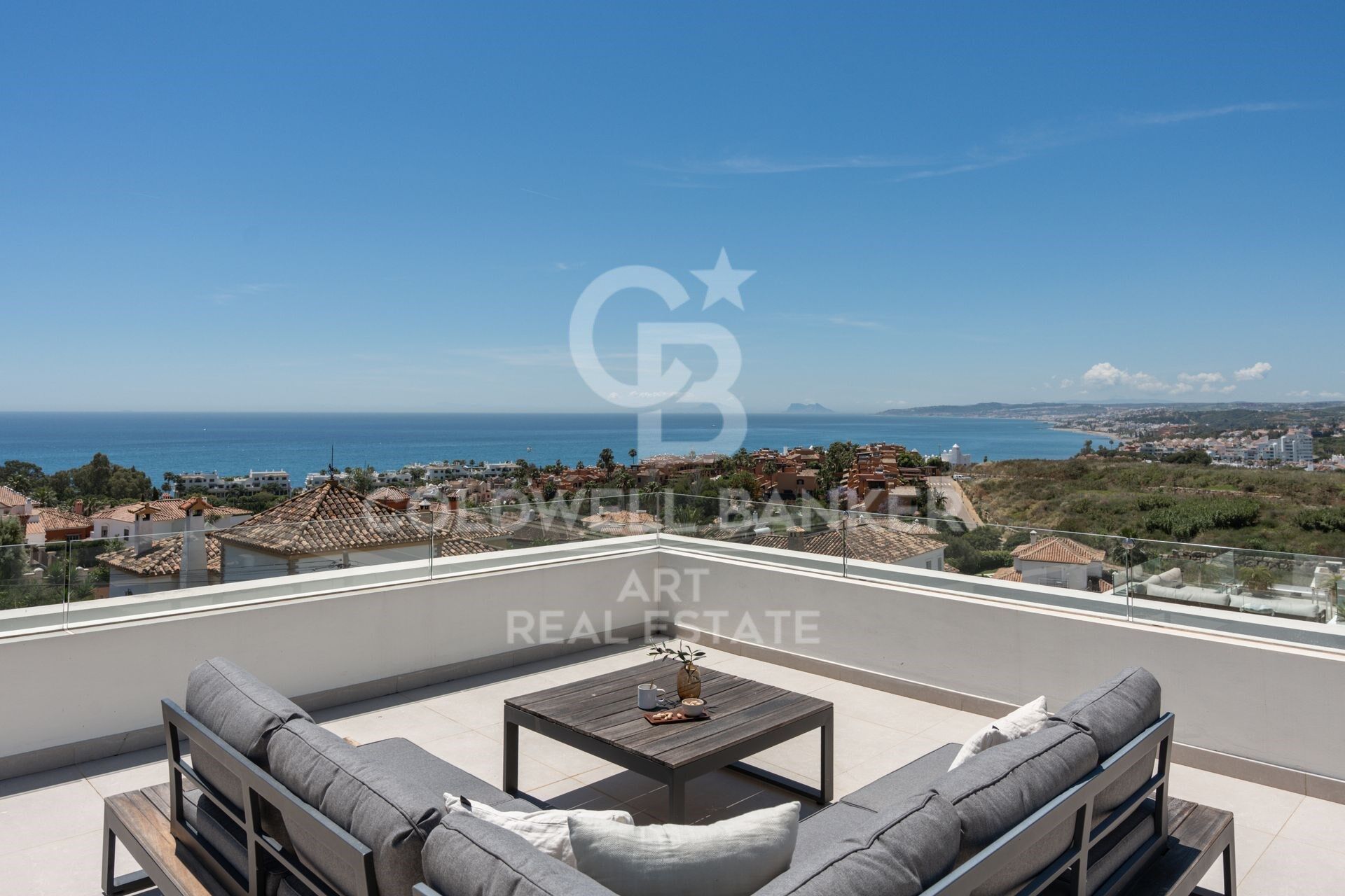 Villa de luxe avec vue panoramique sur la mer dans le prestigieux quartier de Seghers à Estepona