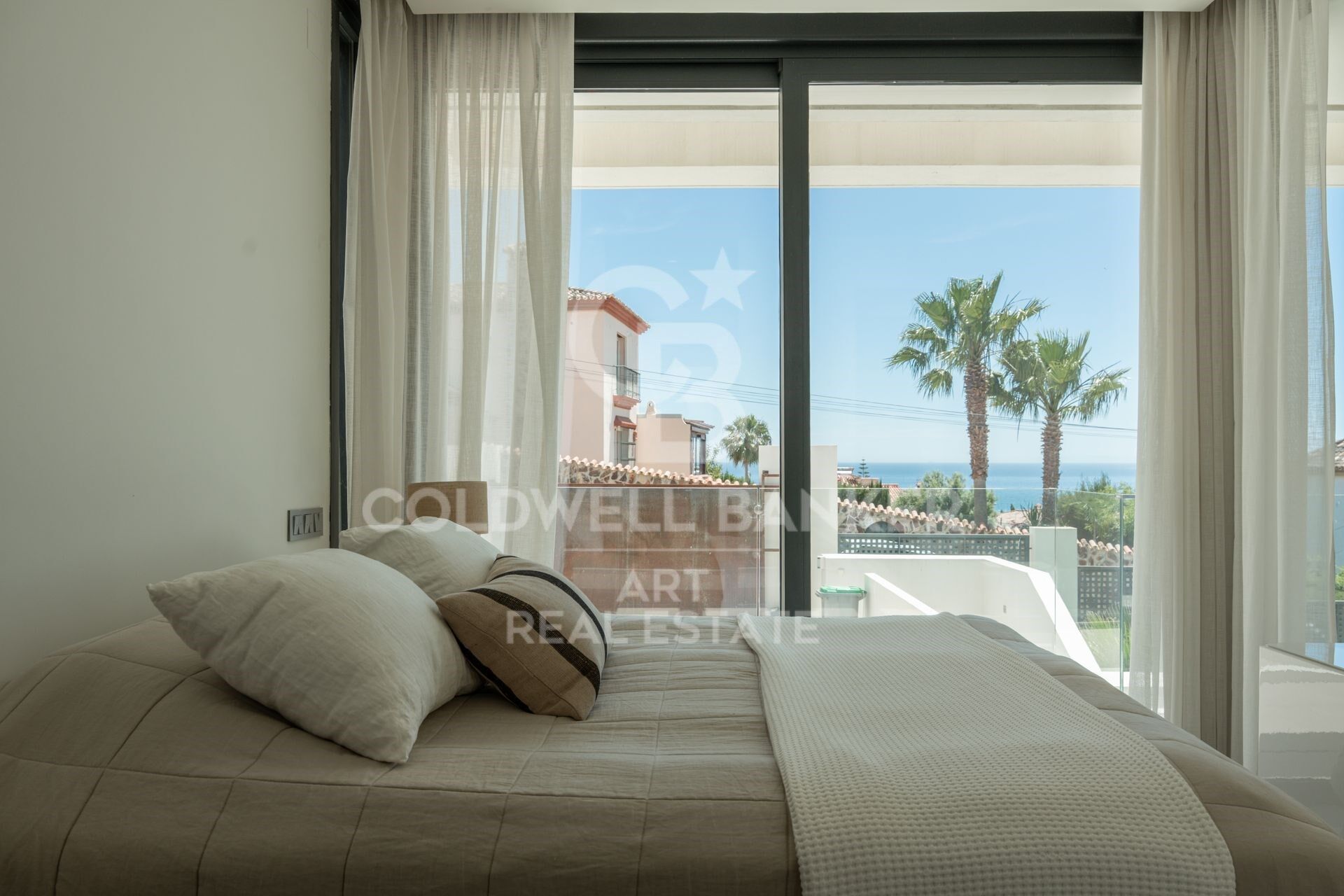 Villa de lujo con vistas panorámicas al mar en la prestigiosa zona de Seghers de Estepona
