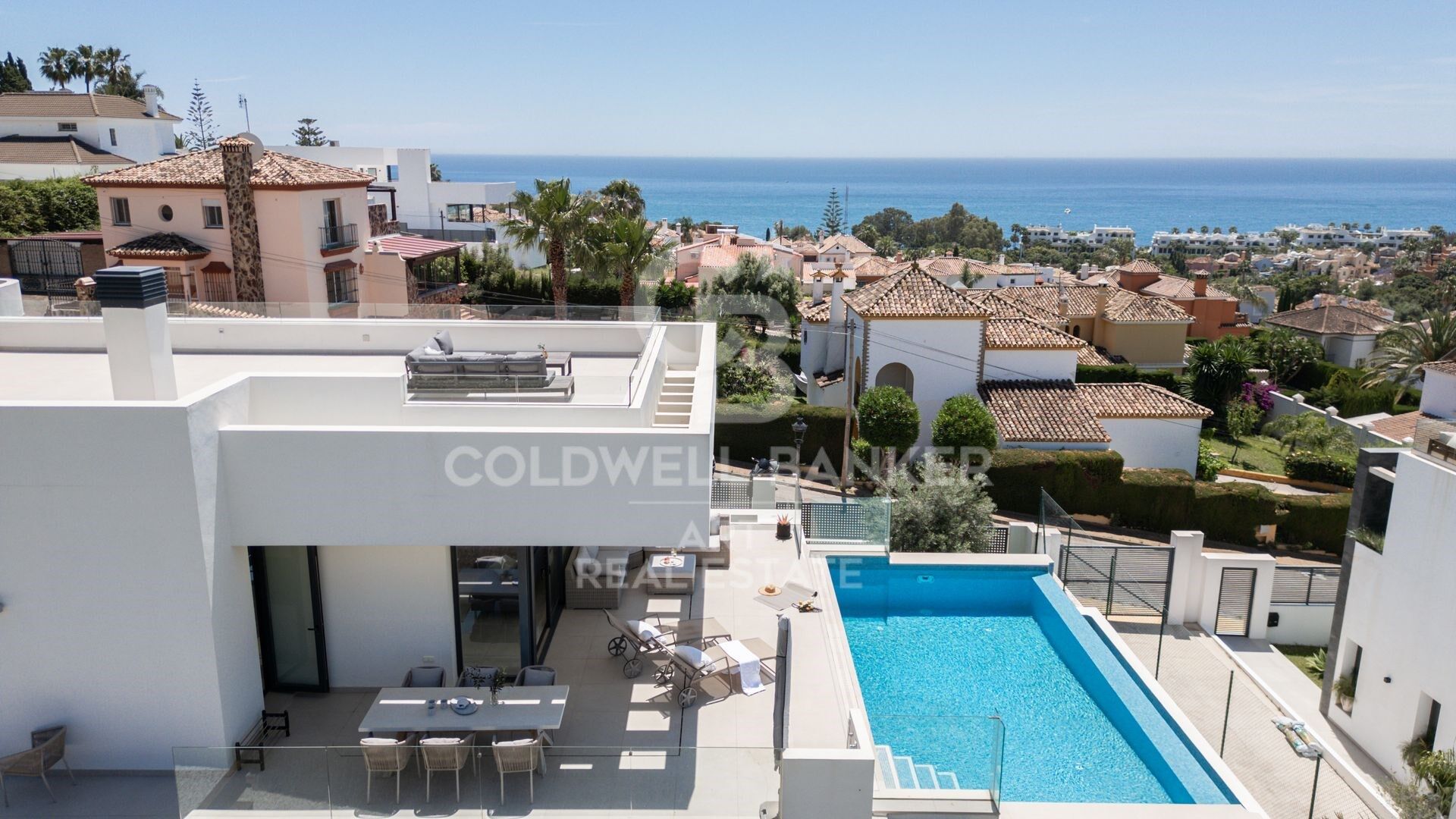 Villa de lujo con vistas panorámicas al mar en la prestigiosa zona de Seghers de Estepona