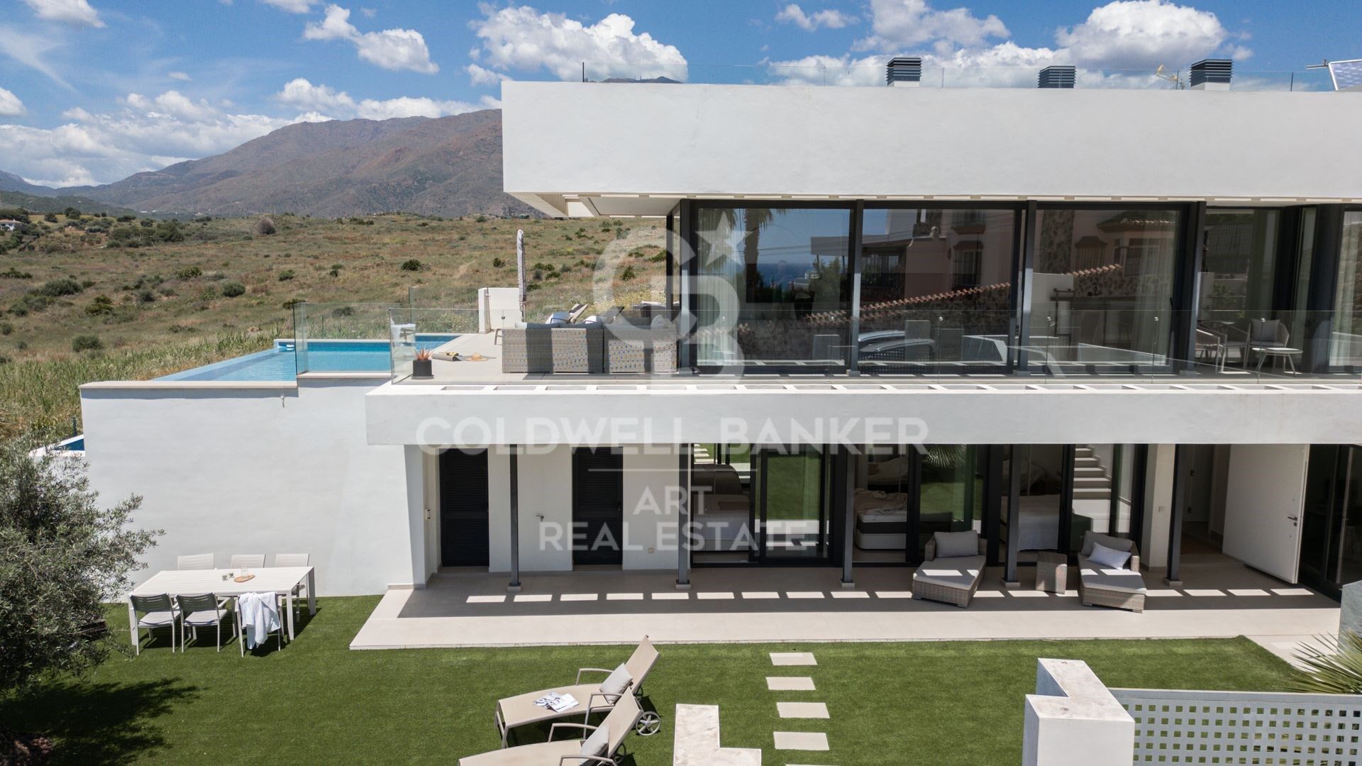 Villa de lujo con vistas panorámicas al mar en la prestigiosa zona de Seghers de Estepona