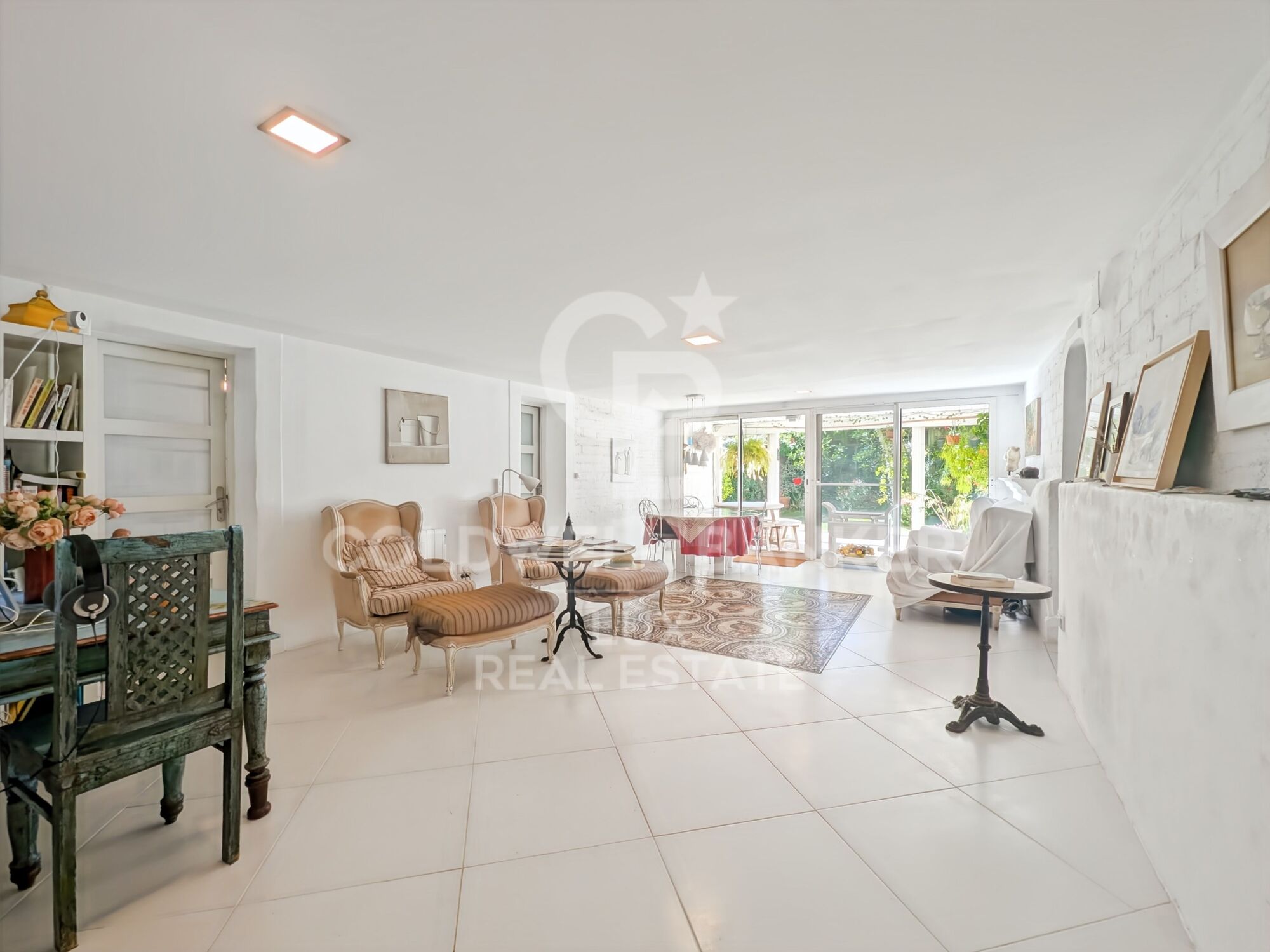 Villa mediterránea con olivos y vistas panorámicas en Els Olivars