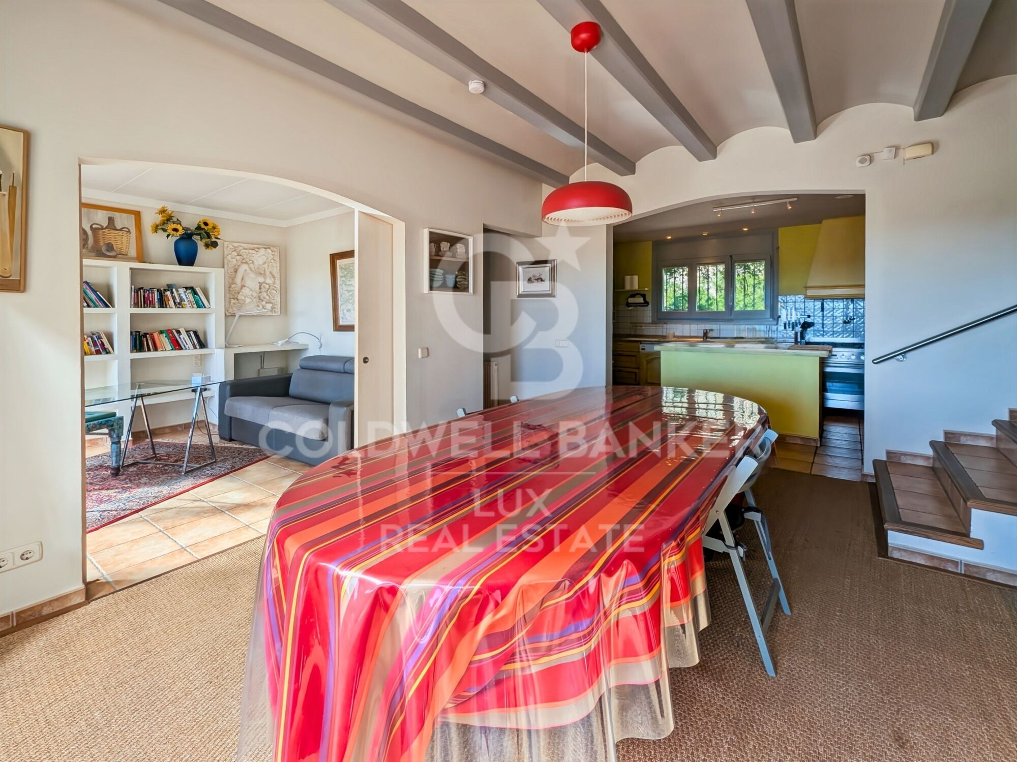 Mediterrane Villa mit Olivenbäumen und Panoramablick in Els Olivars