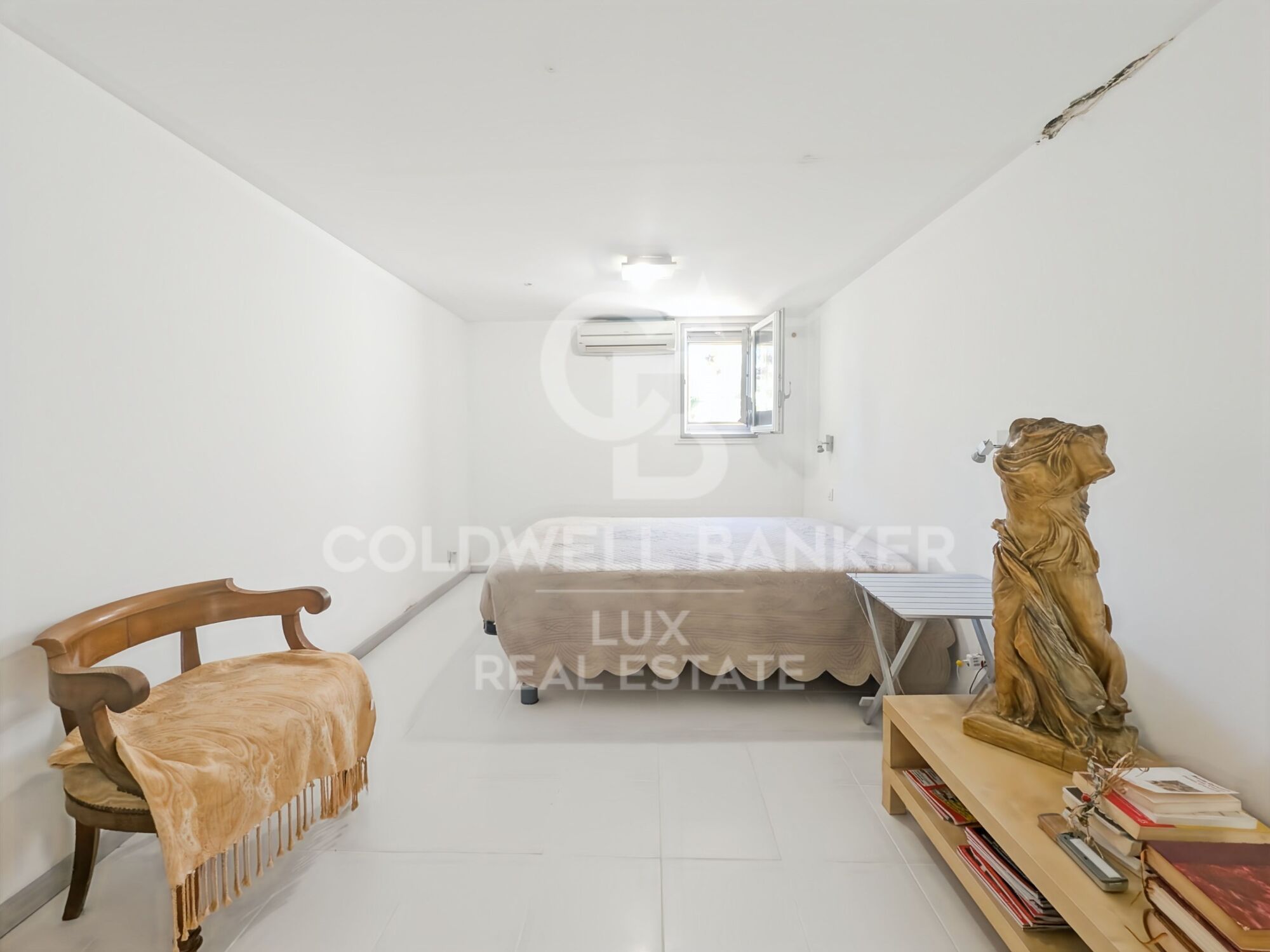 Villa mediterránea con olivos y vistas panorámicas en Els Olivars