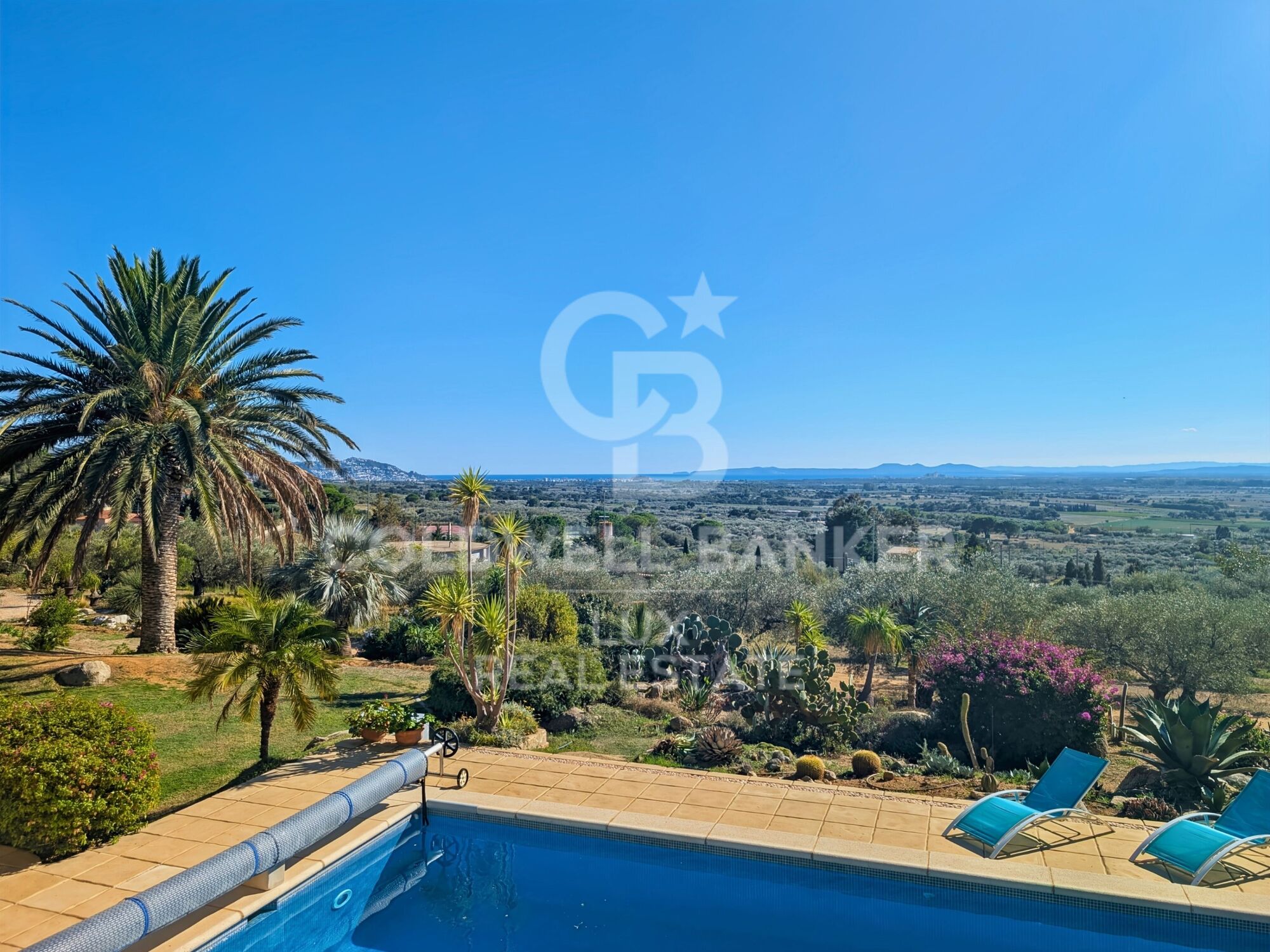 Villa mediterránea con olivos y vistas panorámicas en Els Olivars
