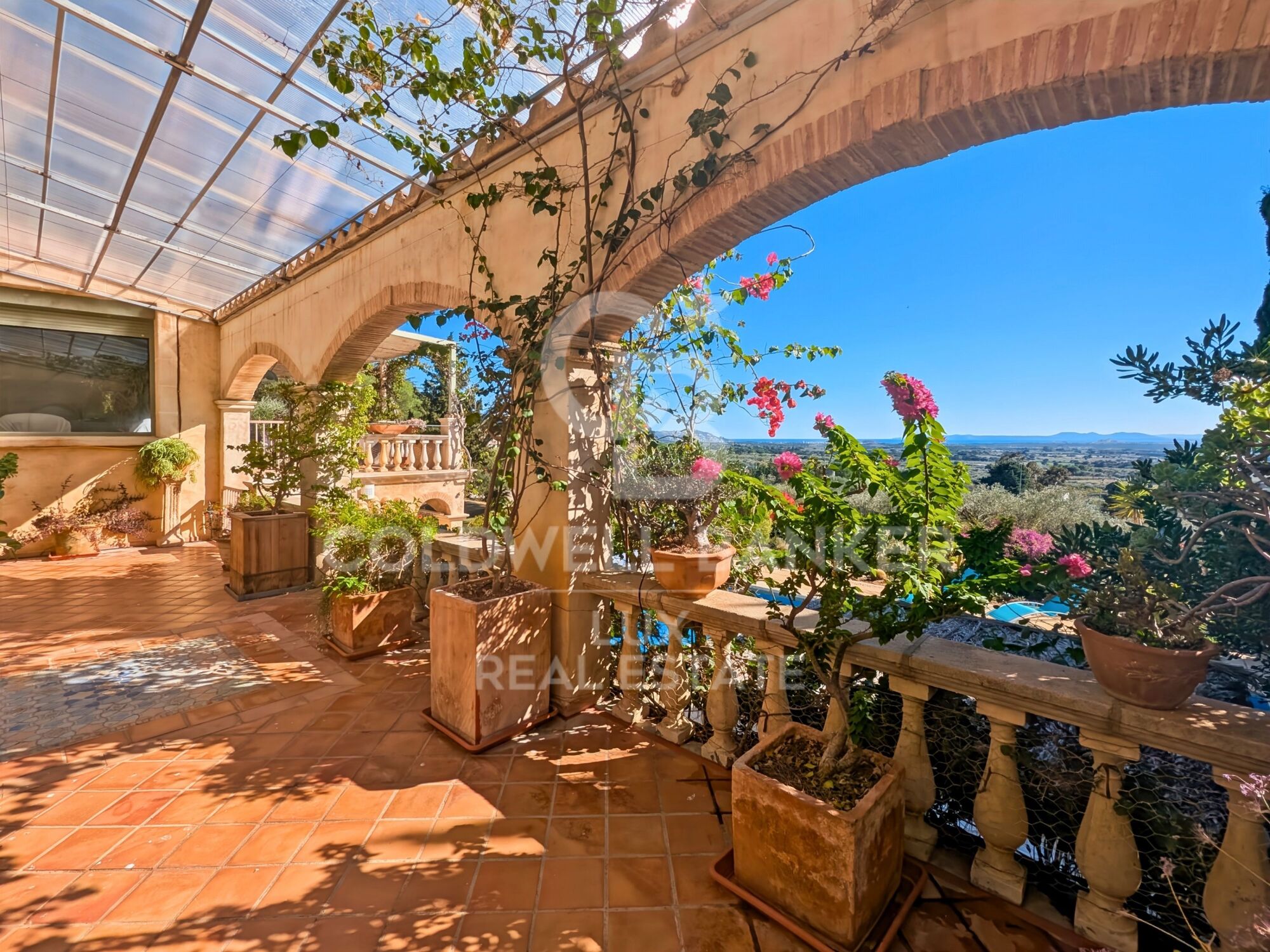 Villa méditerranéenne avec oliviers et vue panoramique à Els Olivars