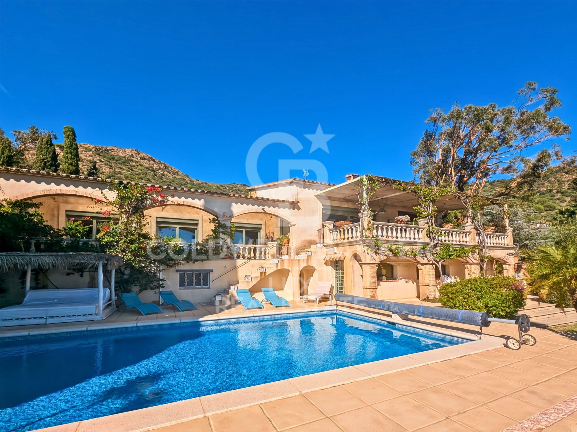 Mediterrane Villa mit Olivenbäumen und Panoramablick in Els Olivars