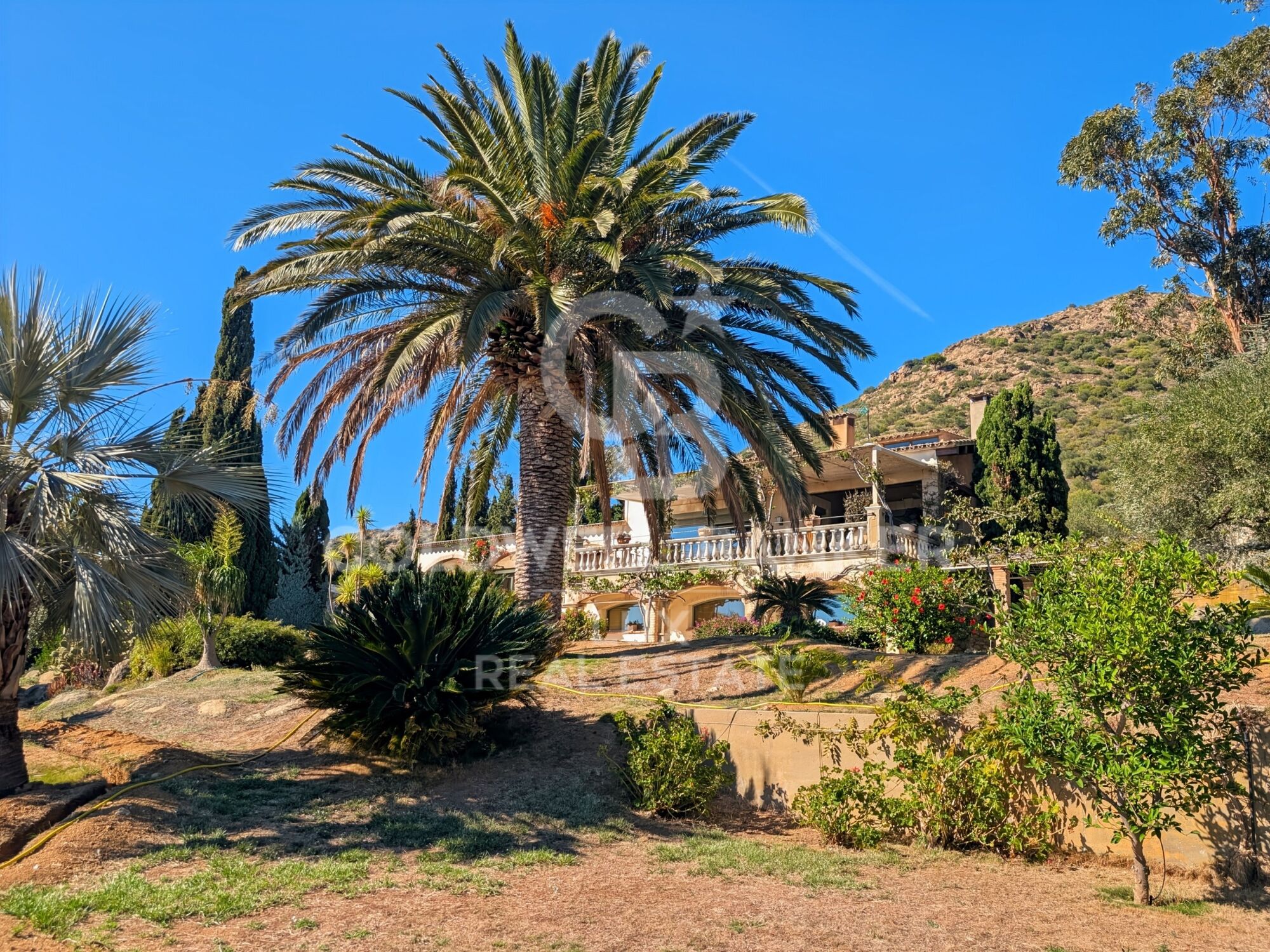 Villa méditerranéenne avec oliviers et vue panoramique à Els Olivars