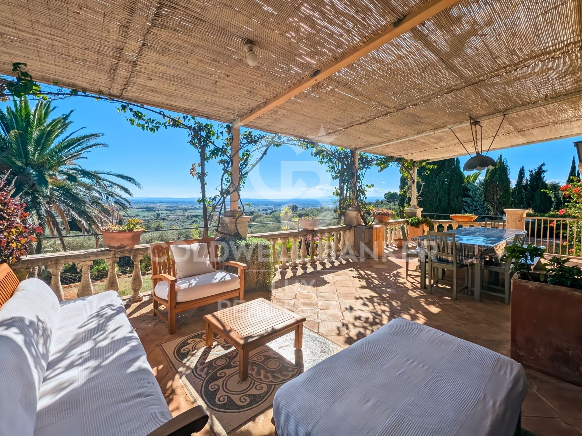 Villa méditerranéenne avec oliviers et vue panoramique à Els Olivars
