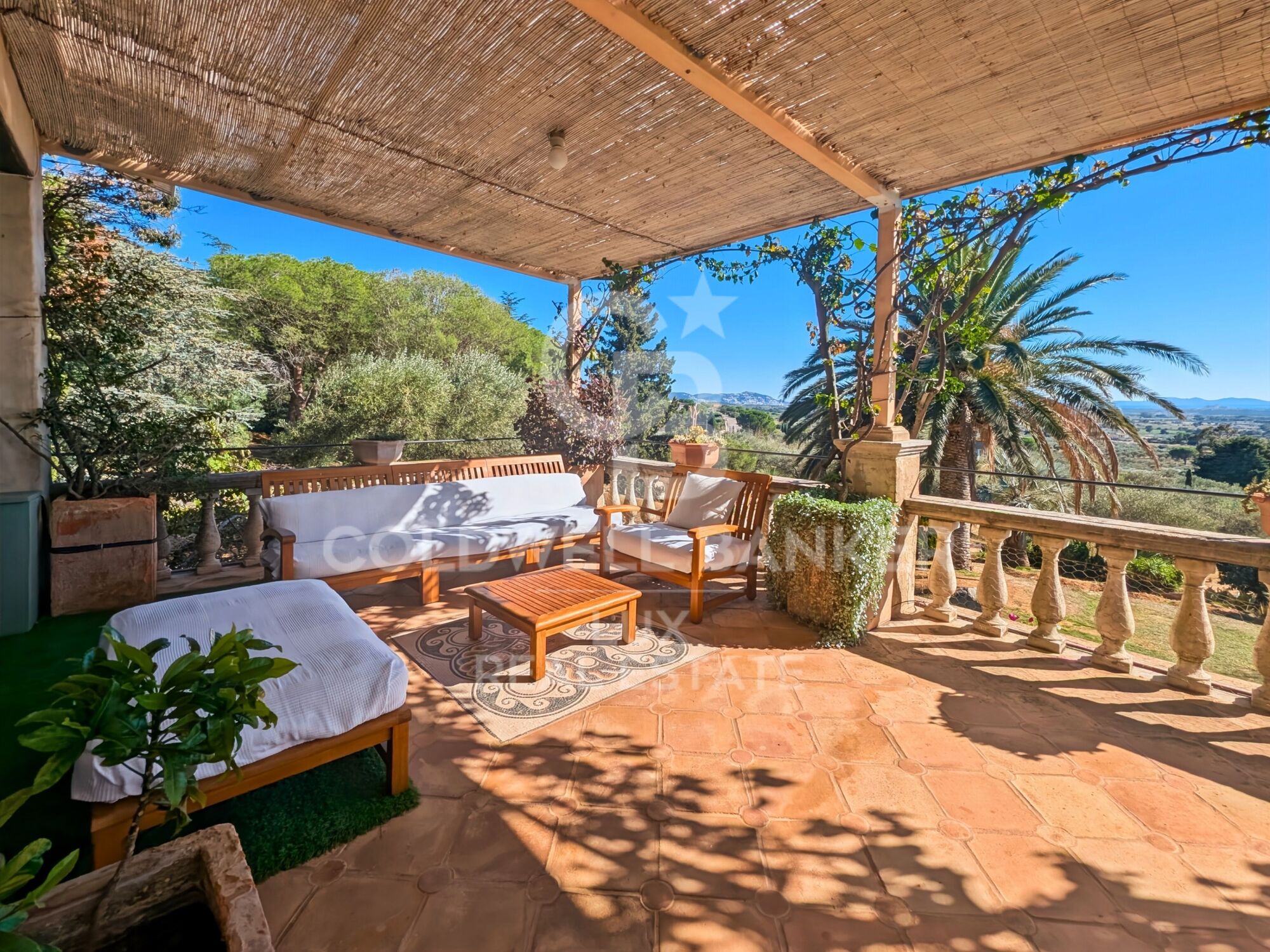 Villa méditerranéenne avec oliviers et vue panoramique à Els Olivars