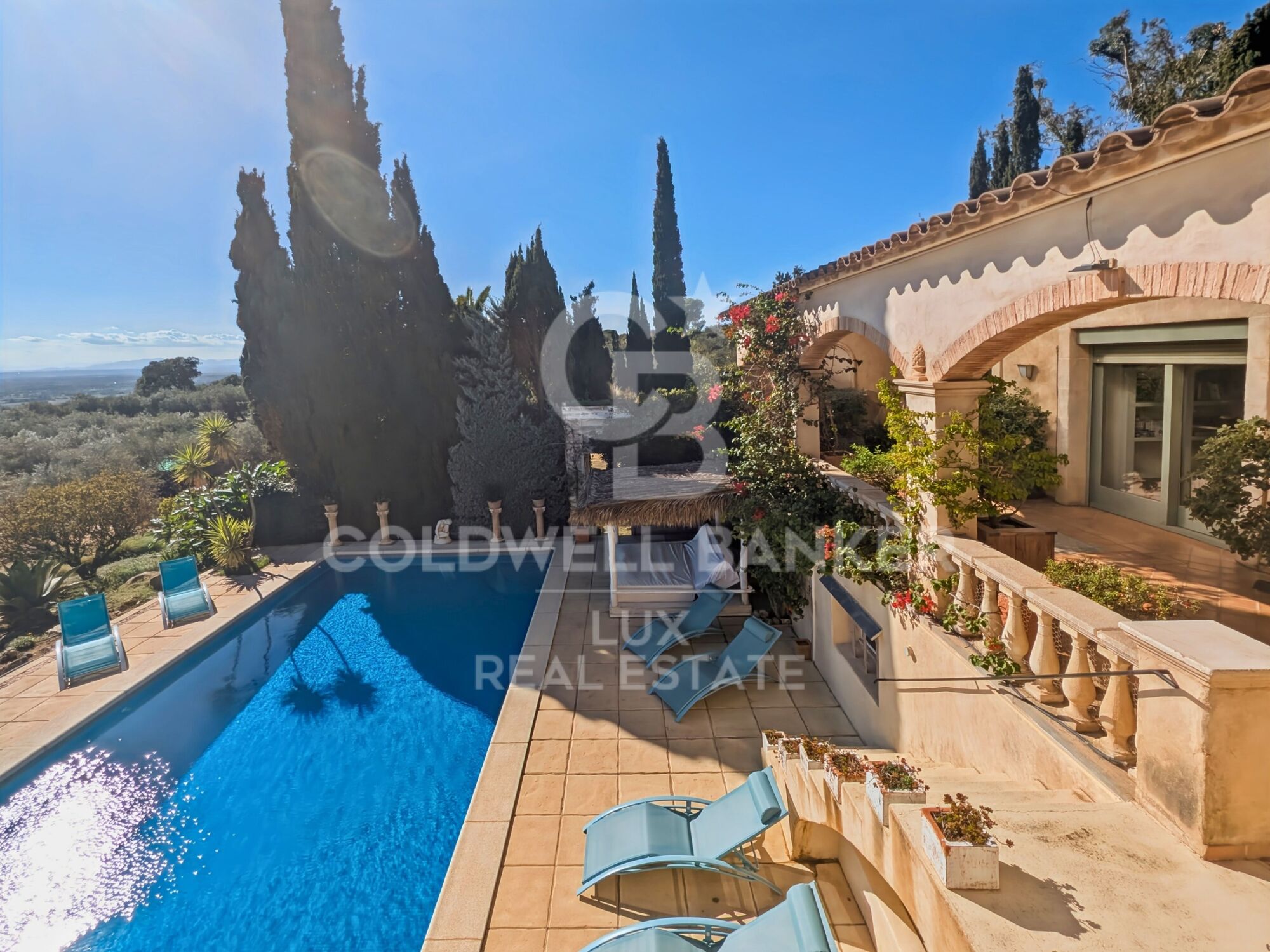 Villa méditerranéenne avec oliviers et vue panoramique à Els Olivars