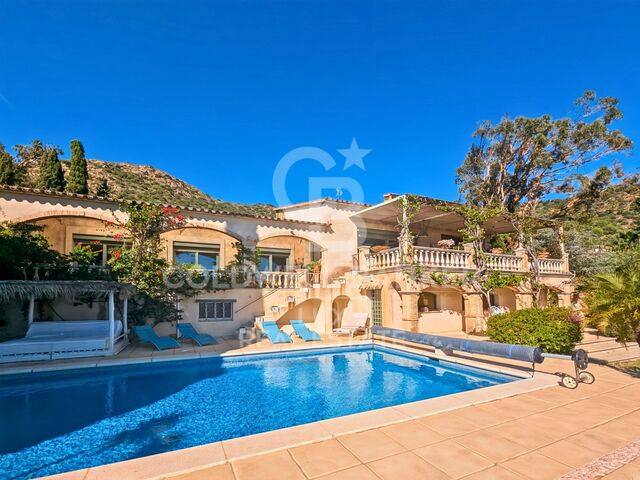 Mediterrane Villa mit Olivenbäumen und Panoramablick in Els Olivars