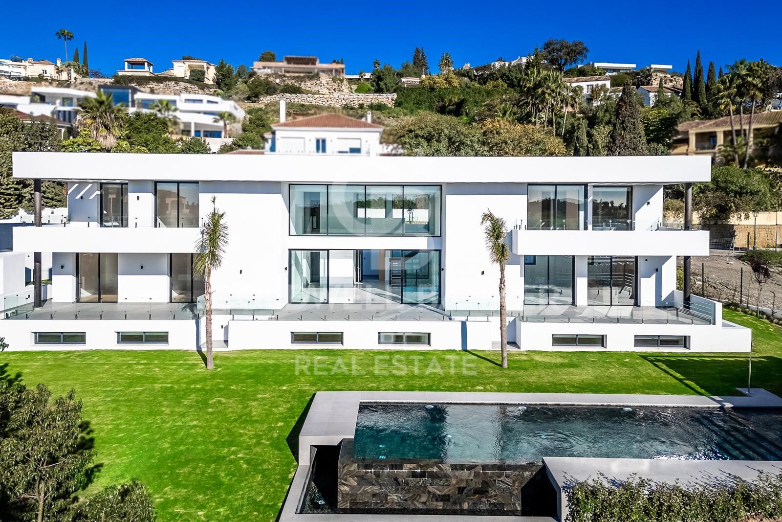 Stil und Harmonie: Eine moderne Villa in Paraíso Alto, Benahavís