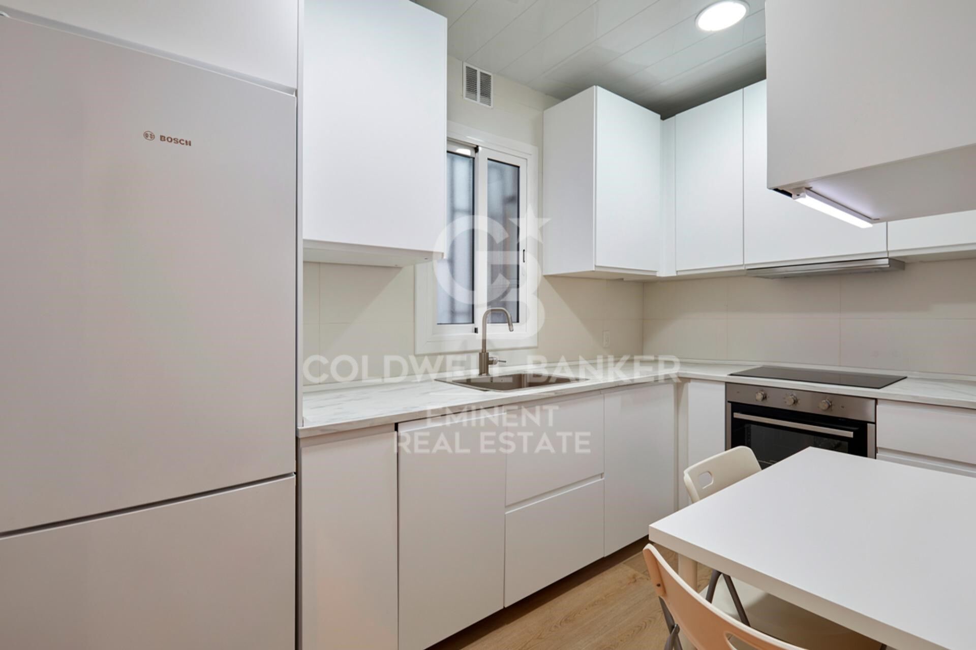 Bright renovated apartment with balcony and views of the Sagrada Família