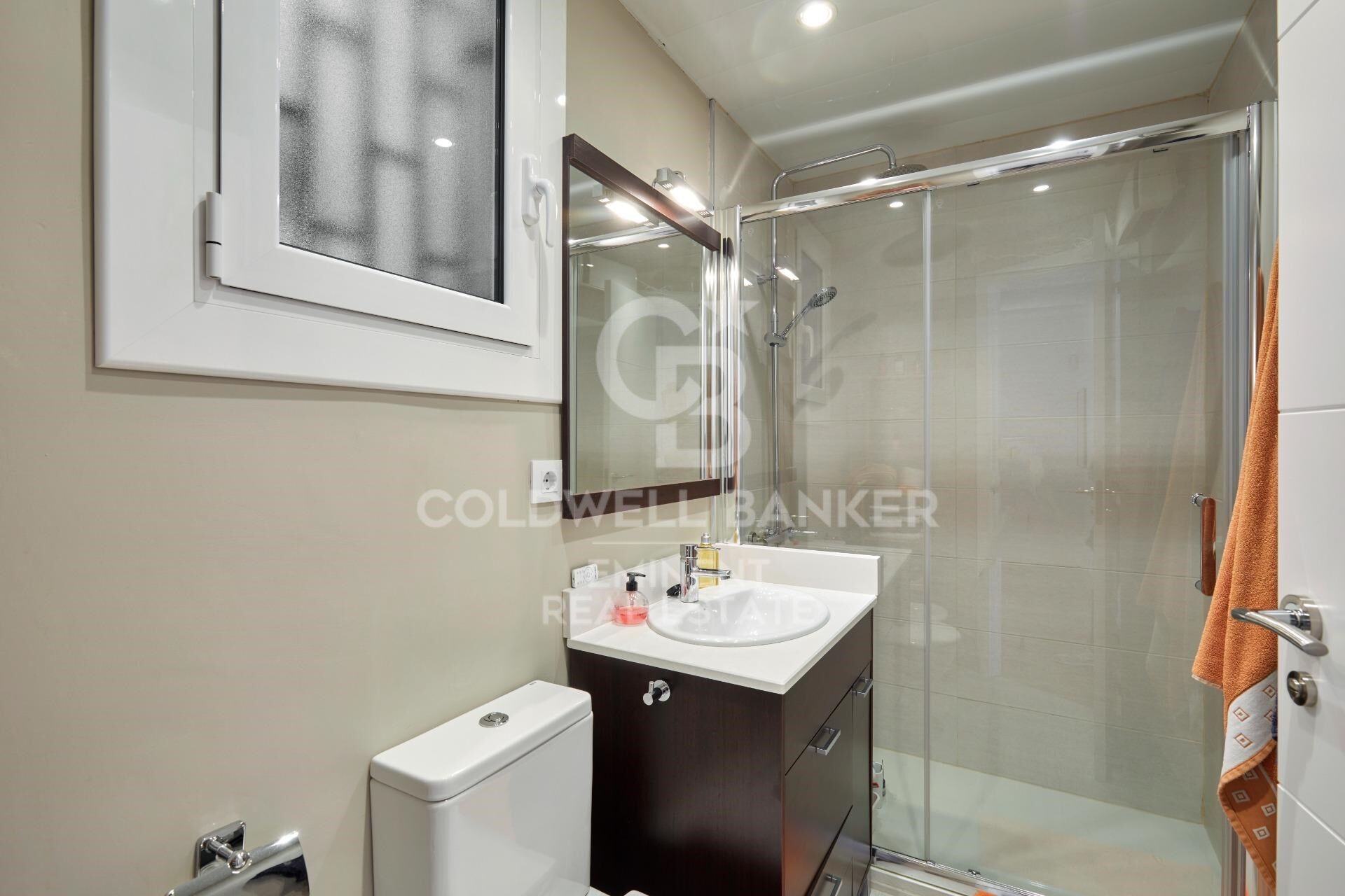 Bright renovated apartment with balcony and views of the Sagrada Família