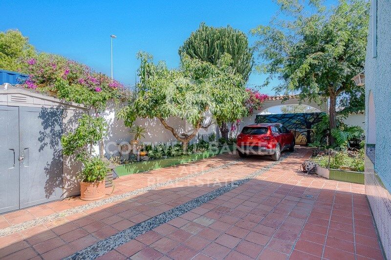 Eine einzigartige Gelegenheit in Marbella - nach Südwesten ausgerichtetes Haus in der Nähe aller Annehmlichkeiten