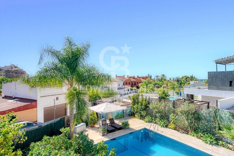 Eine einzigartige Gelegenheit in Marbella - nach Südwesten ausgerichtetes Haus in der Nähe aller Annehmlichkeiten