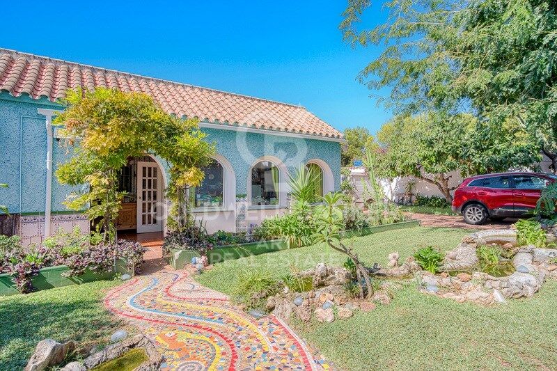 Una oportunidad única en Marbella: casa orientada al suroeste cerca de todos los servicios