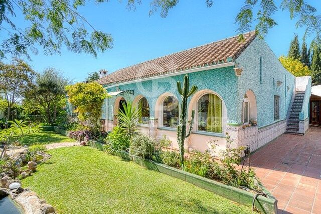 Eine einzigartige Gelegenheit in Marbella - nach Südwesten ausgerichtetes Haus in der Nähe aller Annehmlichkeiten