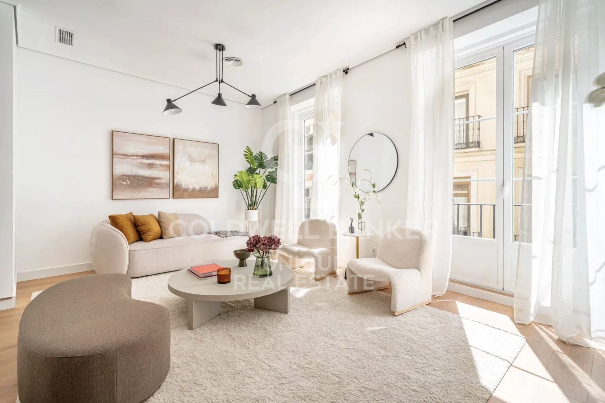 Exklusiv renovierte Außenwohnung mit 2 Schlafzimmern im Zentrum von Madrid