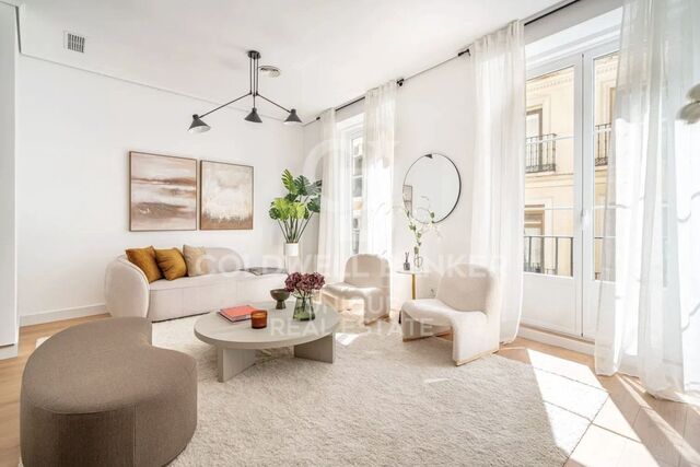 Exklusiv renovierte Außenwohnung mit 2 Schlafzimmern im Zentrum von Madrid