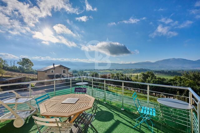 Apartamento reformado con terraza y vistas en Enveitg
