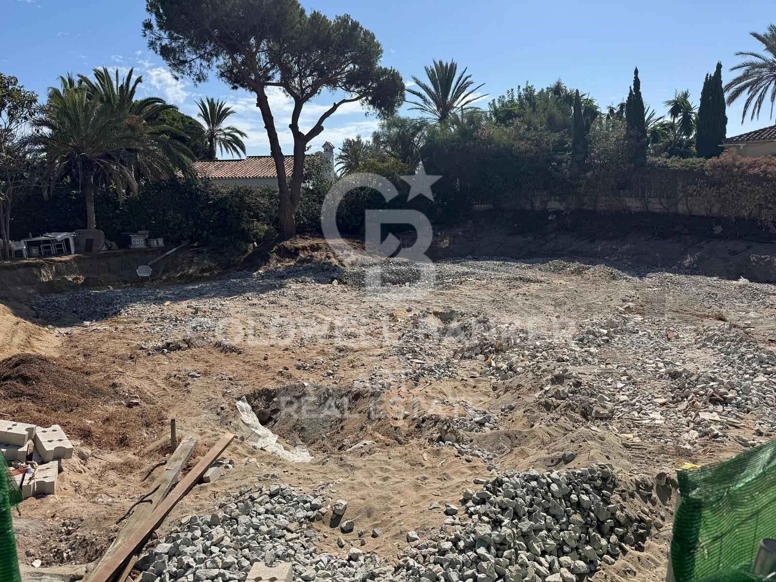 Prime plot with approved project steps from the beach in Marbesa, Marbella