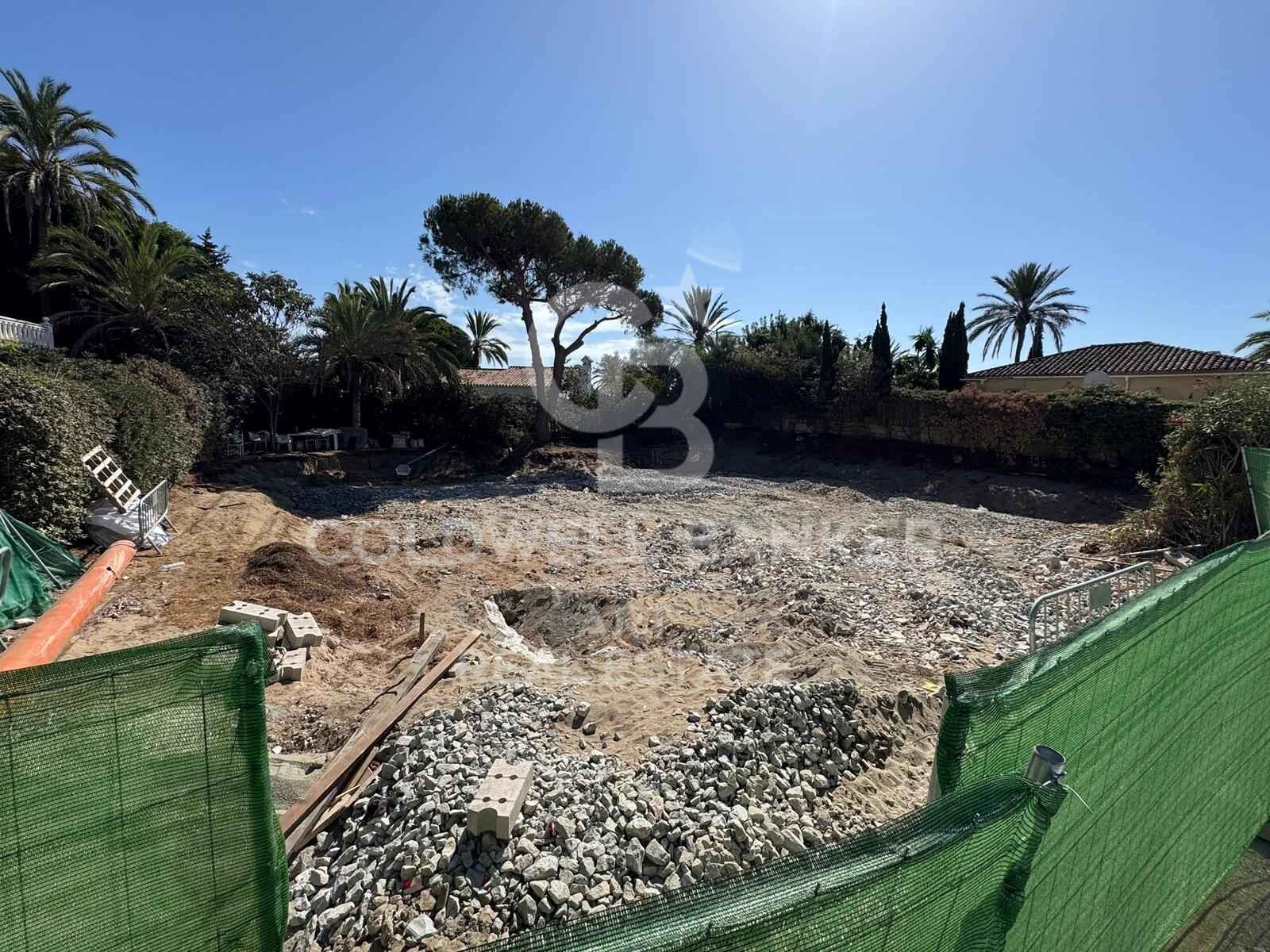 Erstklassiges Grundstück mit genehmigtem Projekt nur wenige Schritte vom Strand in Marbesa, Marbella