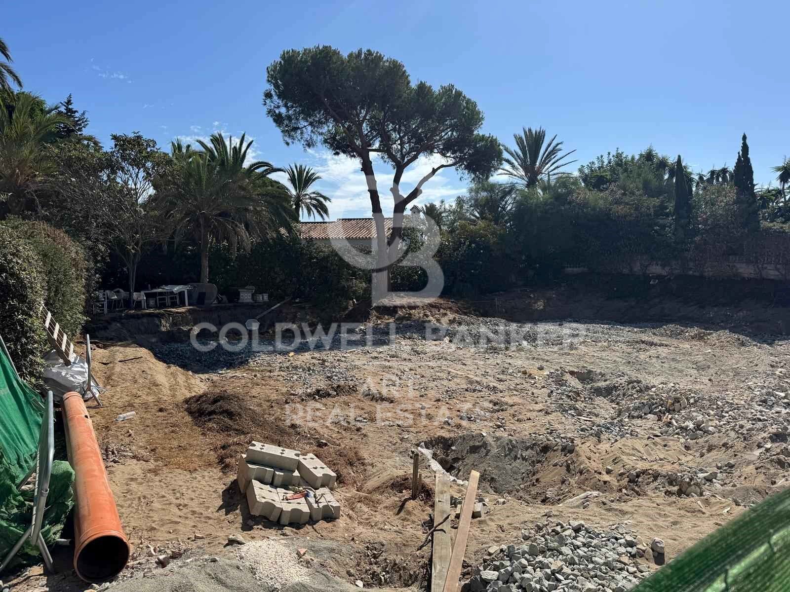 Parcela exclusiva con proyecto aprobado a pocos pasos de la playa en Marbesa, Marbella